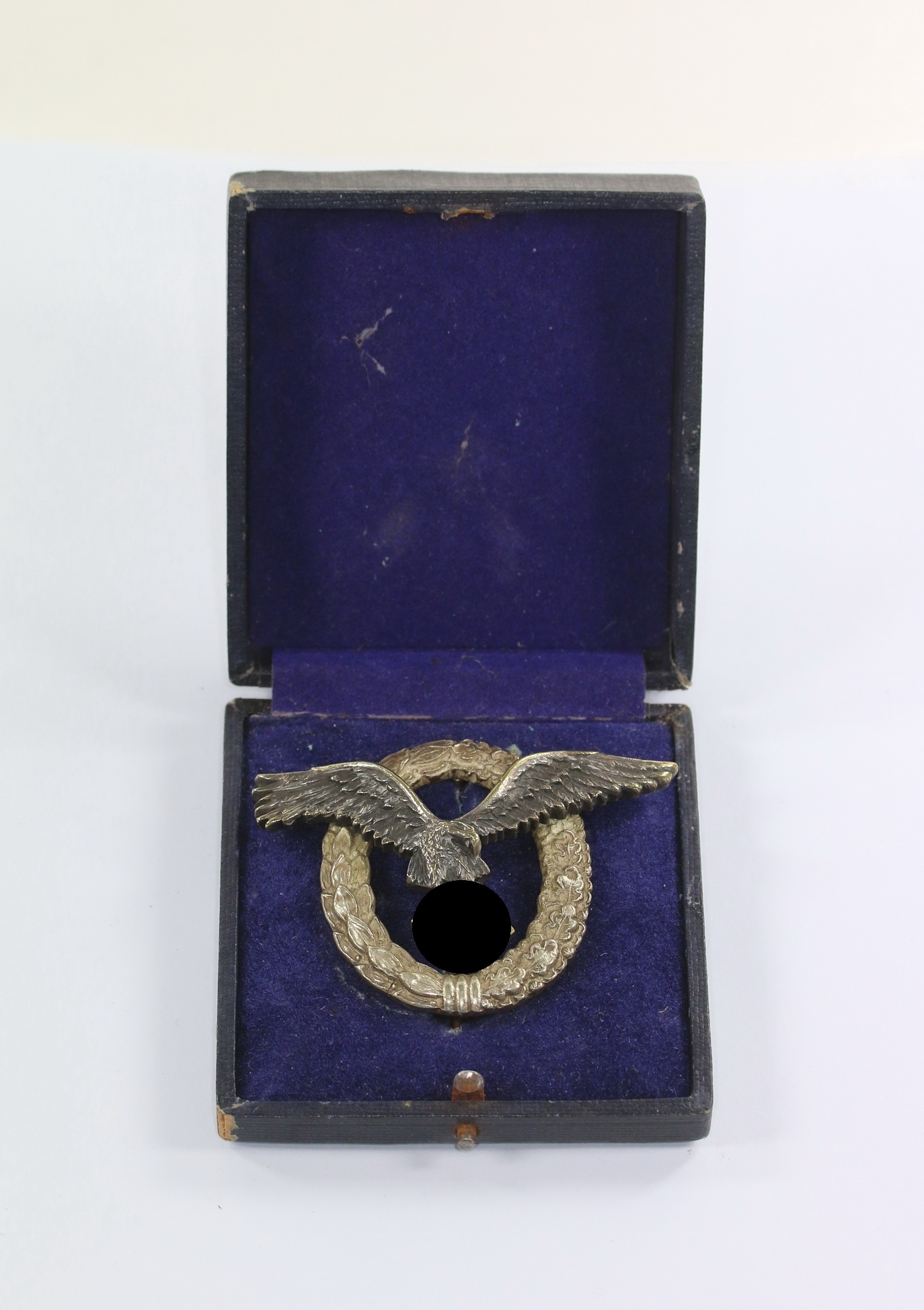 Flugzeugführerabzeichen der Luftwaffe, Hst. C.E Juncker (J.2), im Etui – Bild 1