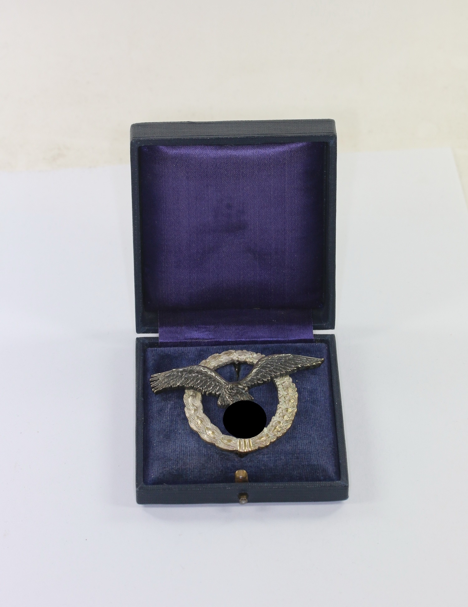 flugzeugf_hrerabzeichen_der_luftwaffe_hst Flugzeugführerabzeichen der Luftwaffe, Hst. Juncker Berlin S.W. (J.1) "cut out", im Etui – Bild 1