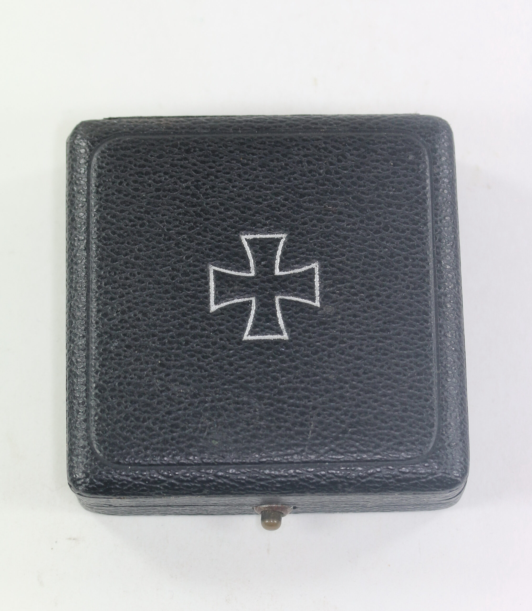 Frühes Etui Eisernes Kreuz 1. Klasse 1939 (flacher Deckel, Zierrand) – Bild 1