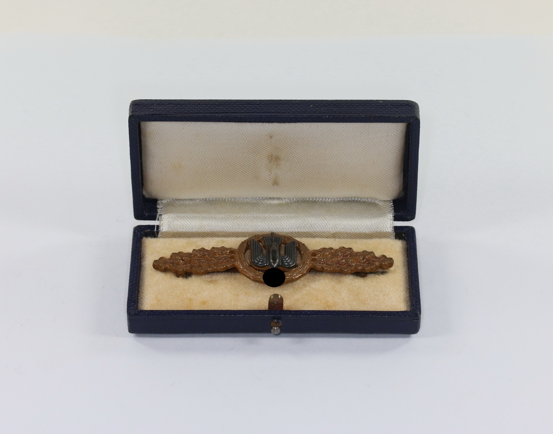 frontflugspange_f_r_kampfflieger_in_bronze_im_etui_1__1 Frontflugspange für Kampfflieger in Bronze, im Etui – Bild 1