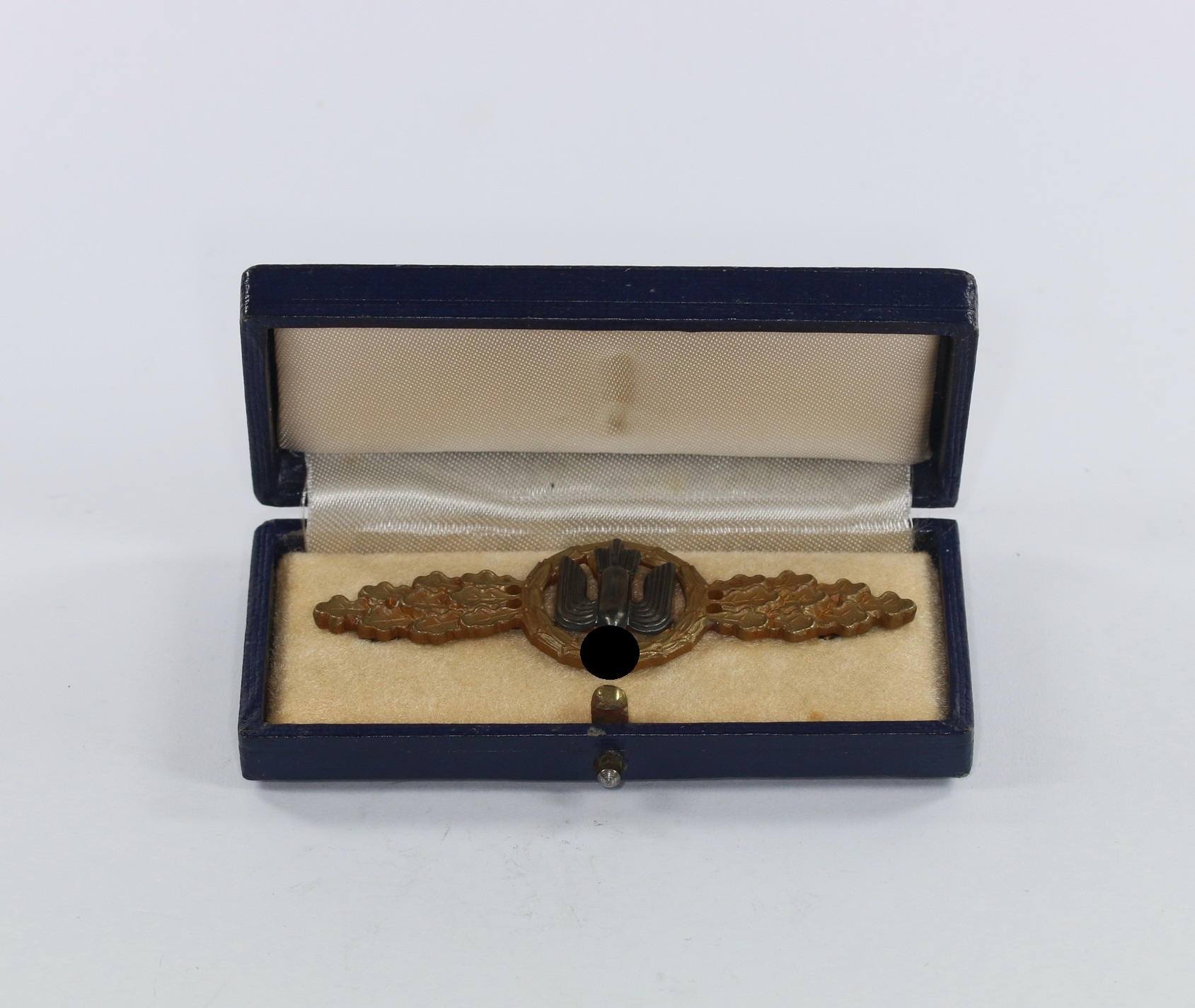 frontflugspange_f_r_kampfflieger_in_bronze_im_etui_1__1_3 Frontflugspange für Kampfflieger in Bronze, im Etui – Bild 1