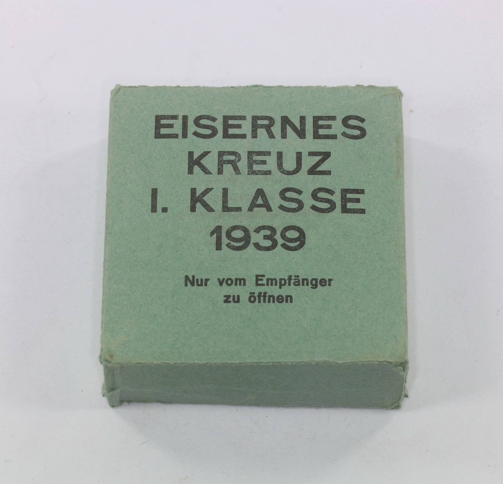 gr_ner_umkarton_eisernes_kreuz_1 Grüner Umkarton Eisernes Kreuz 1. Klasse 1939, Carl Wild Hamburg – Bild 1