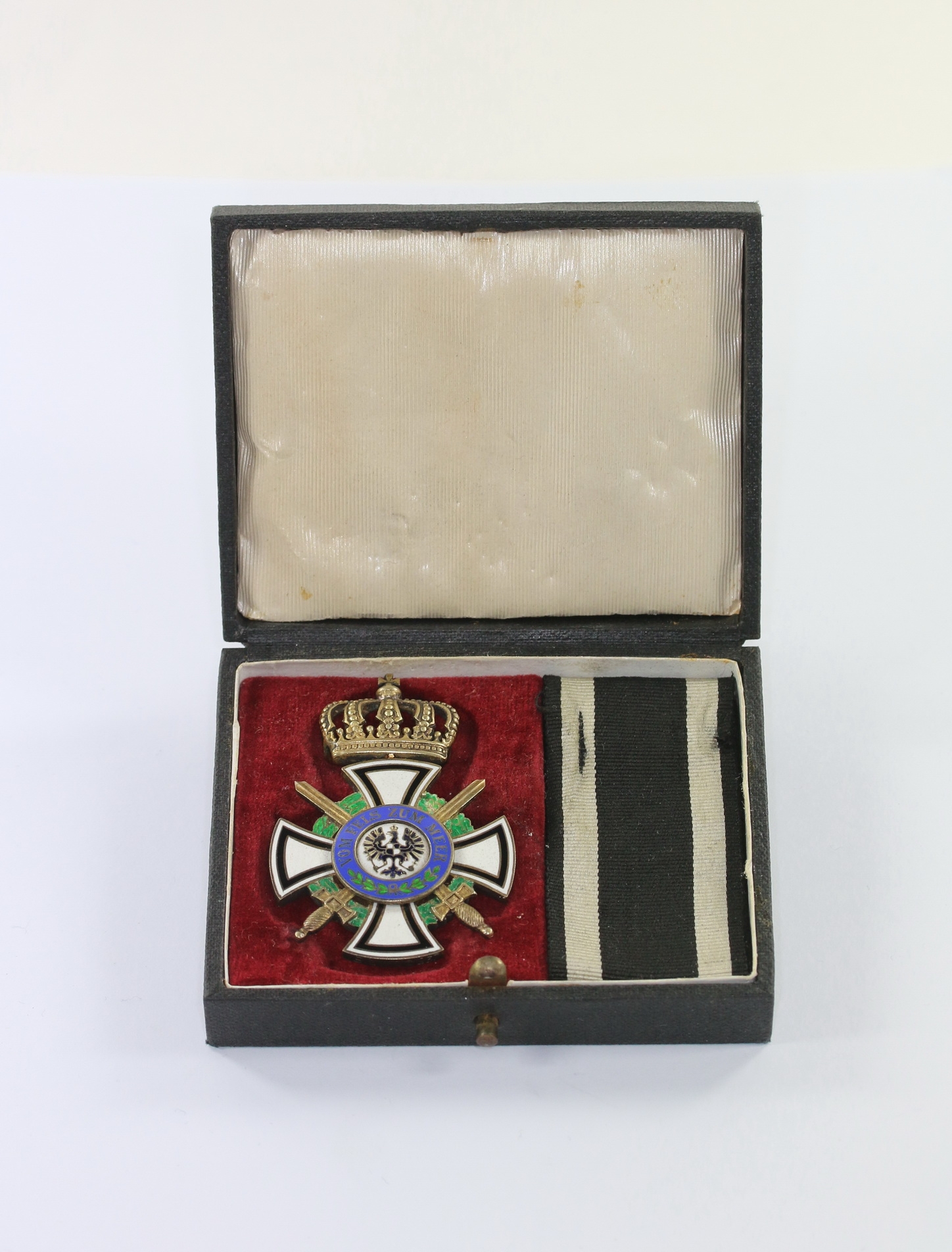 hausorden_von_hohenzollern_ritterkreuz_mit_schwertern_hersteller_s_w_937_1_ Hausorden von Hohenzollern, Kreuz der Ritter mit Schwertern, Hst. S&W, im Etui – Bild 1