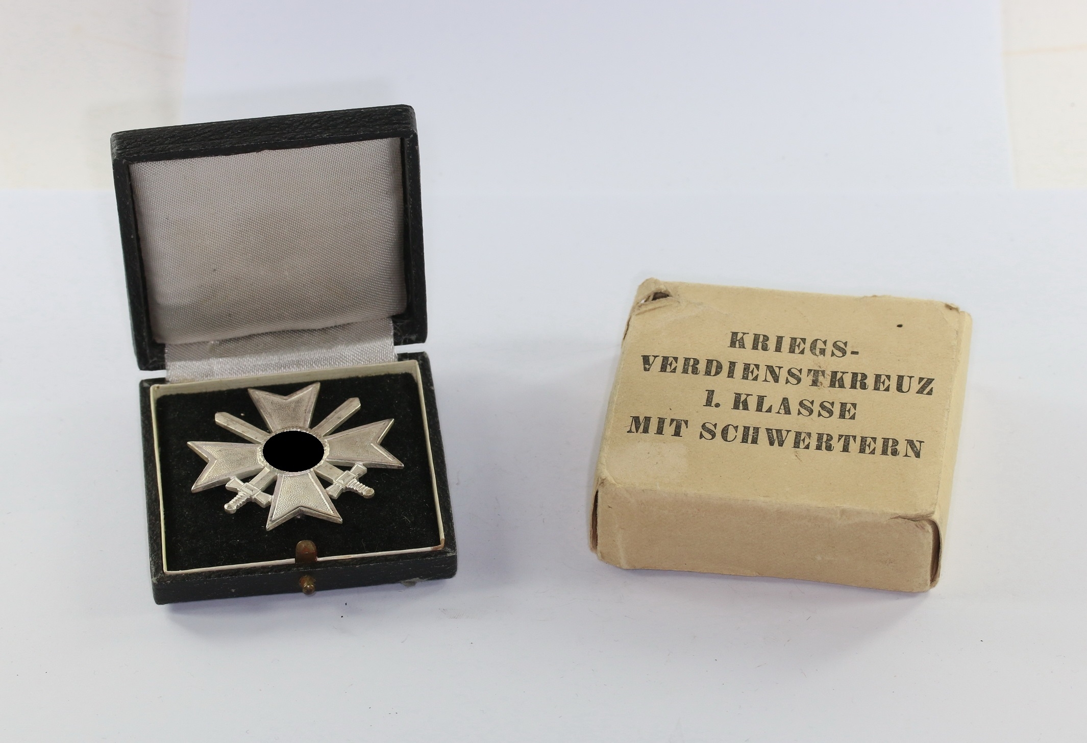 img_0010_bildgr_e_ndern_3 Kriegsverdienstkreuz 1. Klasse mit Schwertern, Hst. L/11, im Etui mit Umkarton – Bild 1