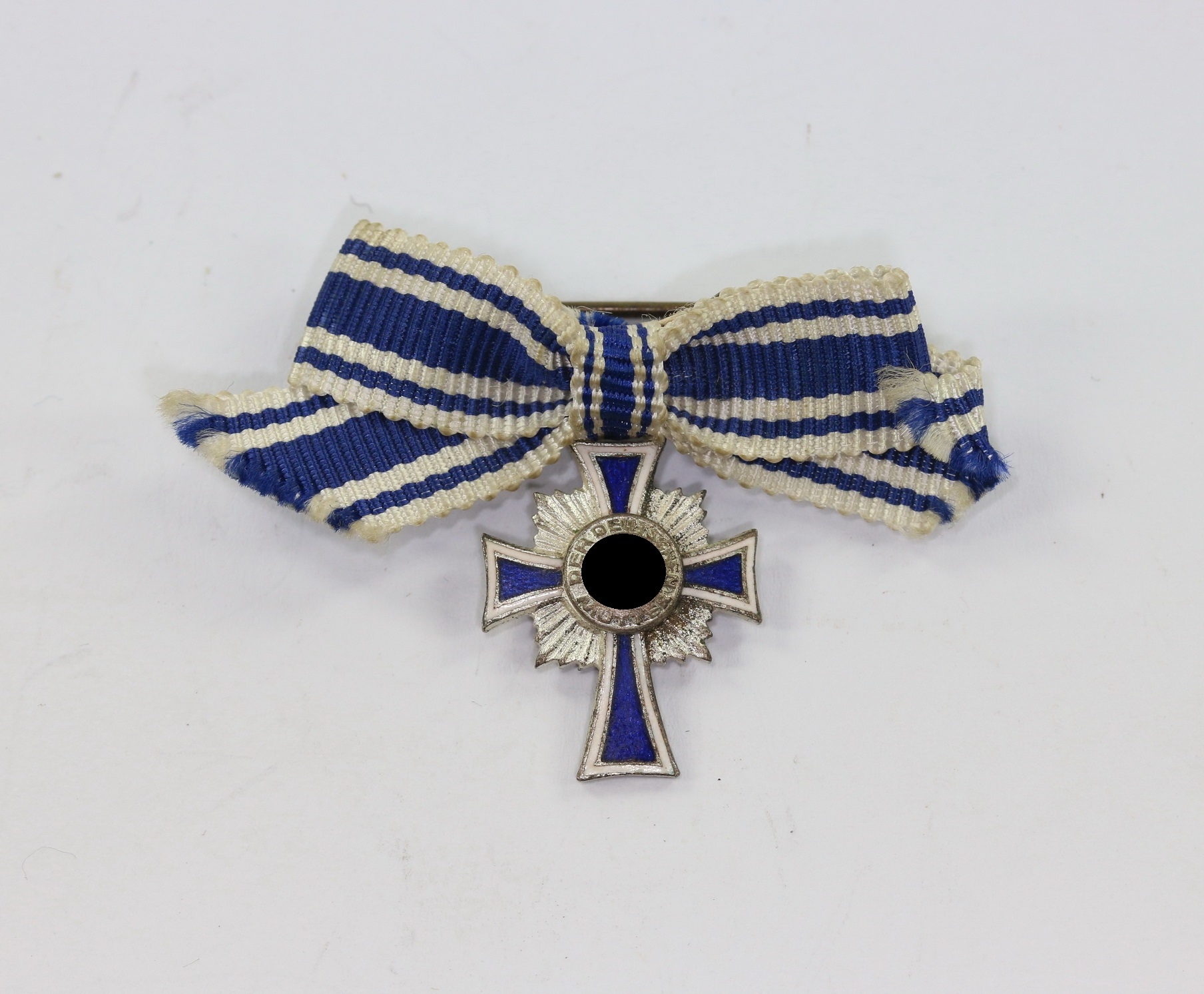 img_1997_bildgr_e_ndern_2 Miniatur Mutterkreuz in Silber an Schleife – Bild 1