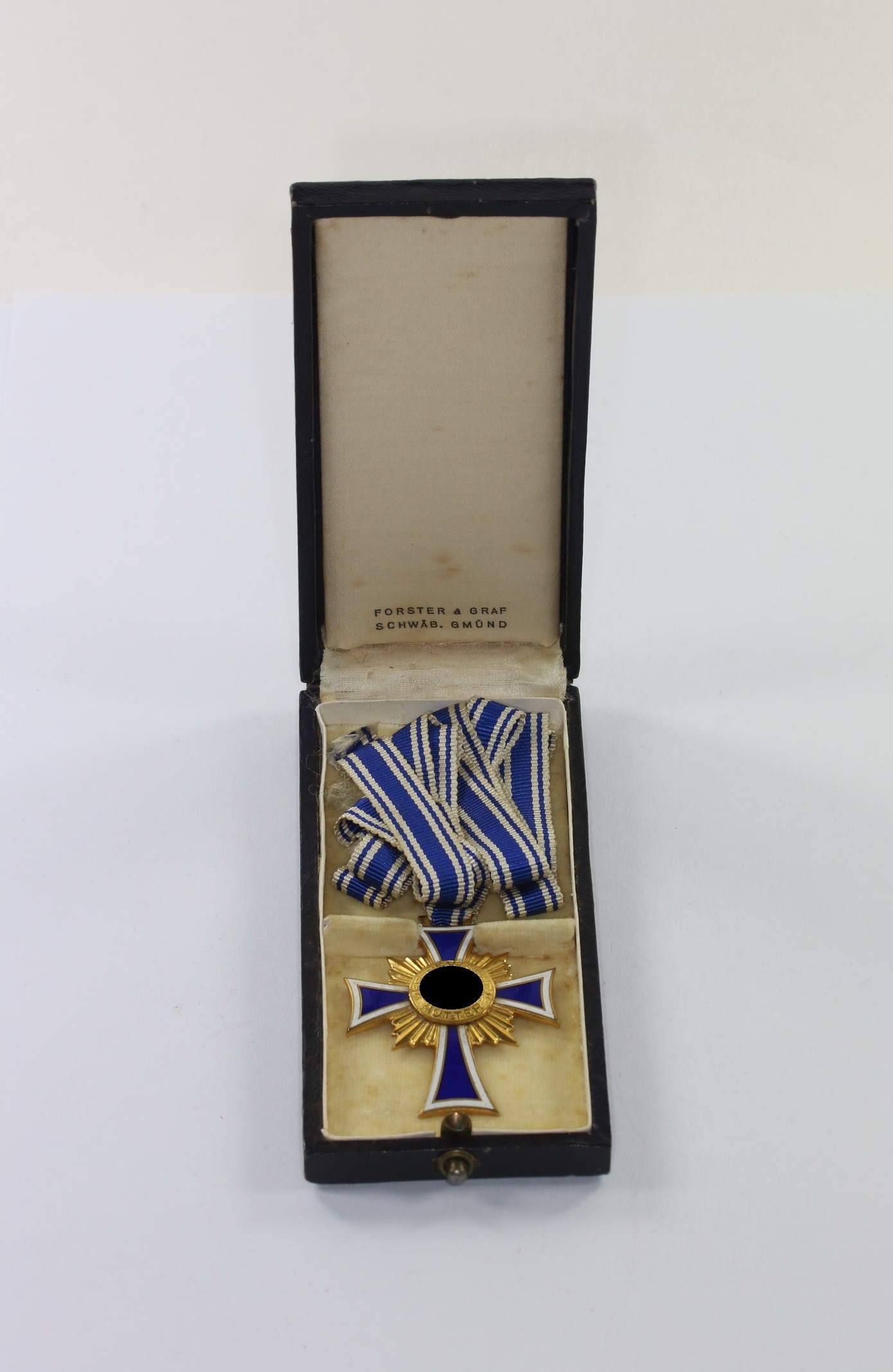 img_2033_bildgr_e_ndern_2 Mutterkreuz in Gold, im Etui, Forster & Graf – Bild 1