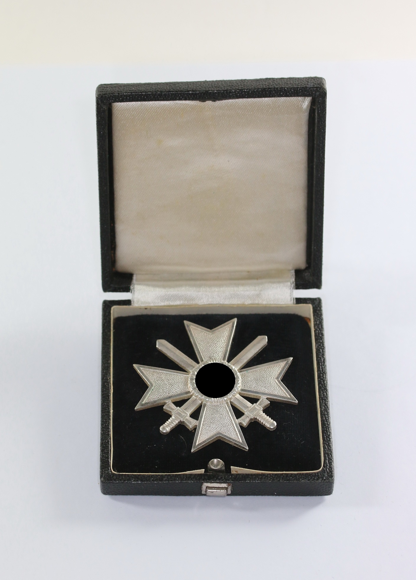 img_8027_bildgr_e_ndern_3 Kriegsverdienstkreuz 1. Klasse mit Schwertern, Hst. 84, im Etui – Bild 1