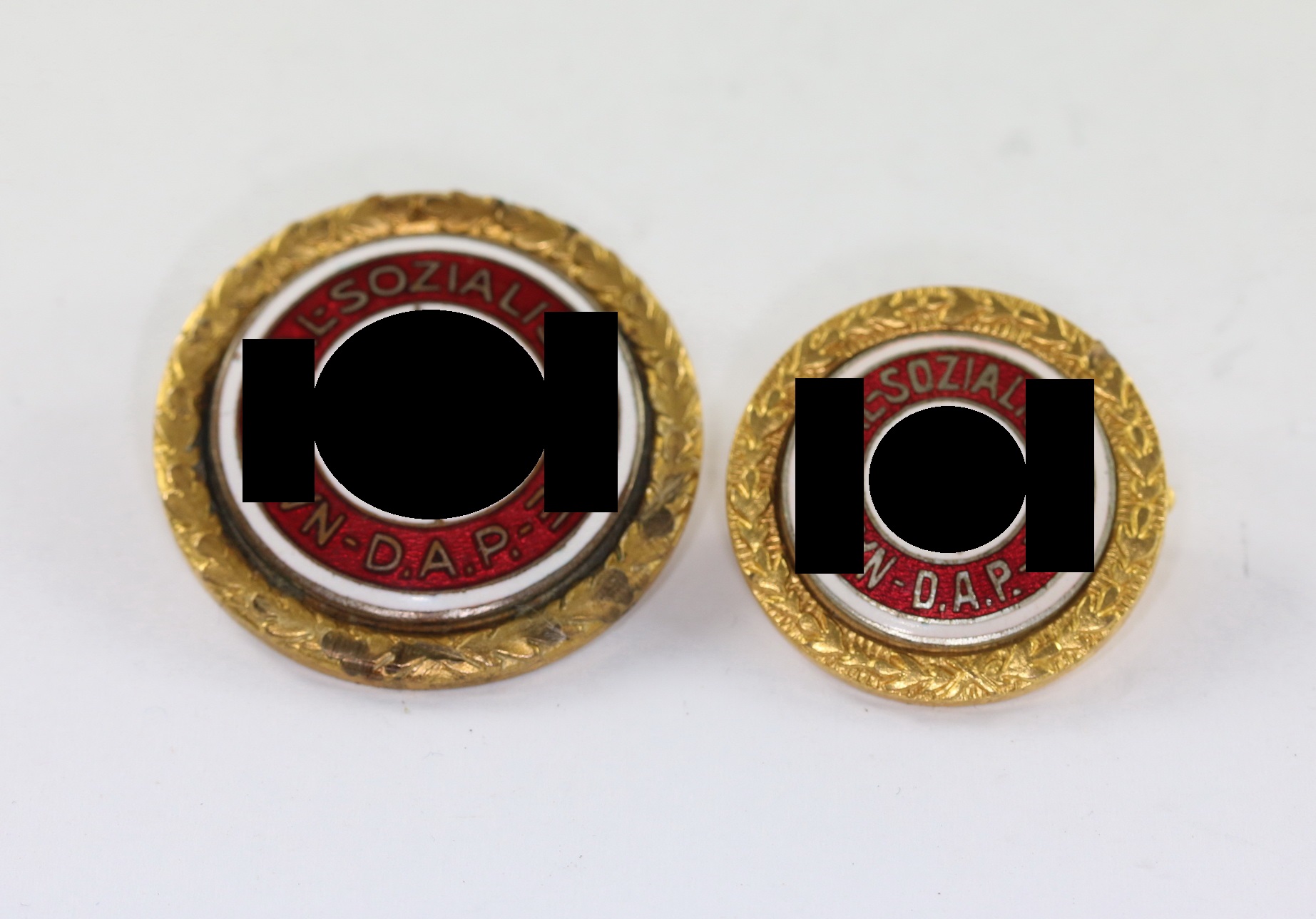 img_8633_bildgr_e_ndern_3 Nummerngleicher Satz Goldene Parteiabzeichen – Bild 1