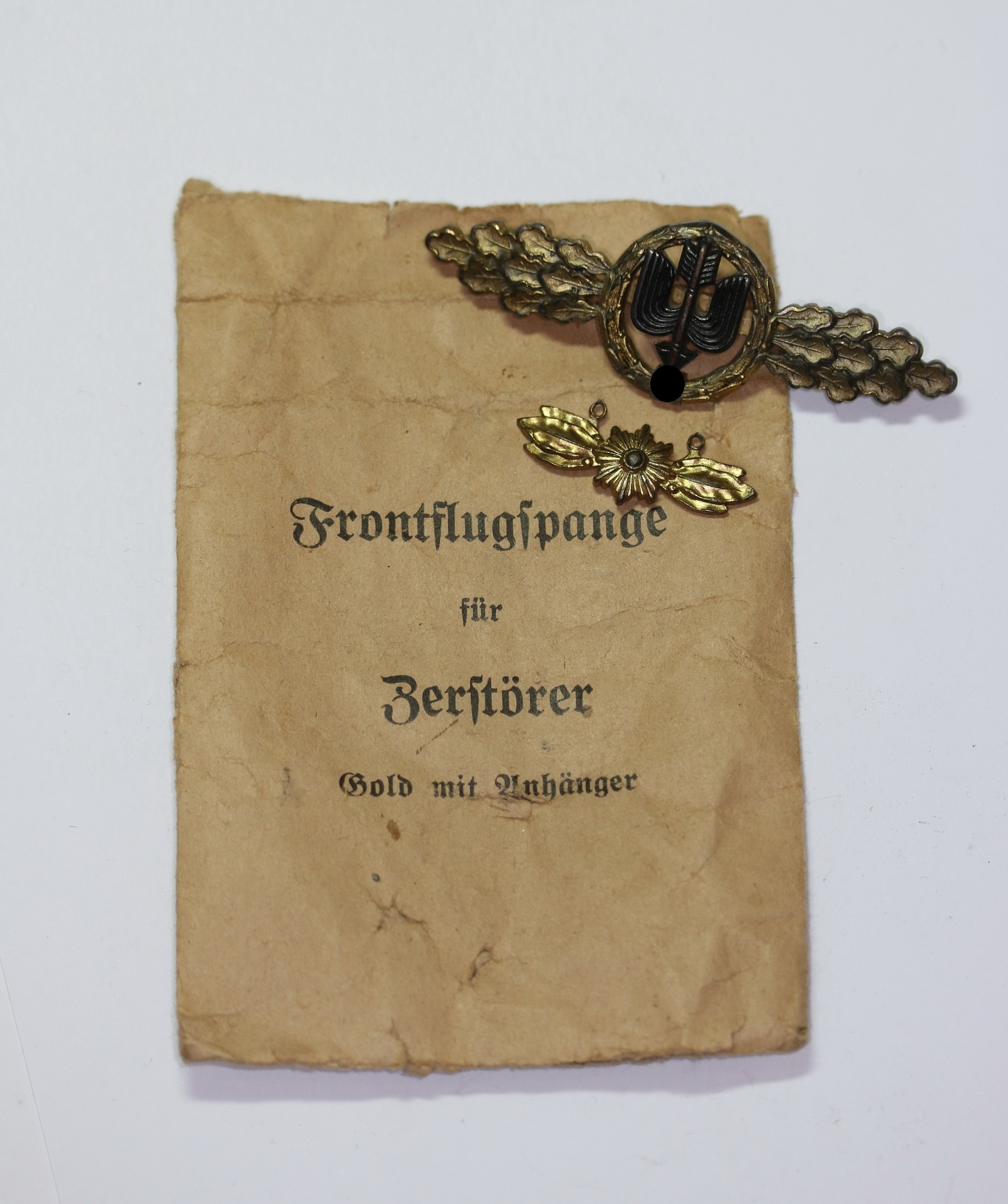 img_9146_bildgr_e_ndern Frontflugspange für Zerstörer in Gold mit Sternhänger, Hst. Osang, in Verleihungstüte Osang – Bild 1