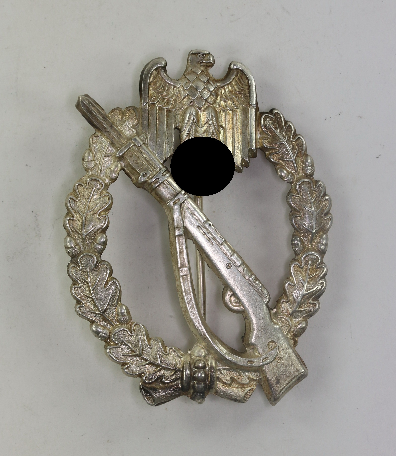 infanterie_sturmabzeichen_in_silber_paul_meybauer_berlin_mit_ausgeschnittenen_hakenkreuz_1__1 Infanterie Sturmabzeichen in Silber, Paul Meybauer, Berlin, mit ausgeschnittenen Hakenkreuz(!) – Bild 1