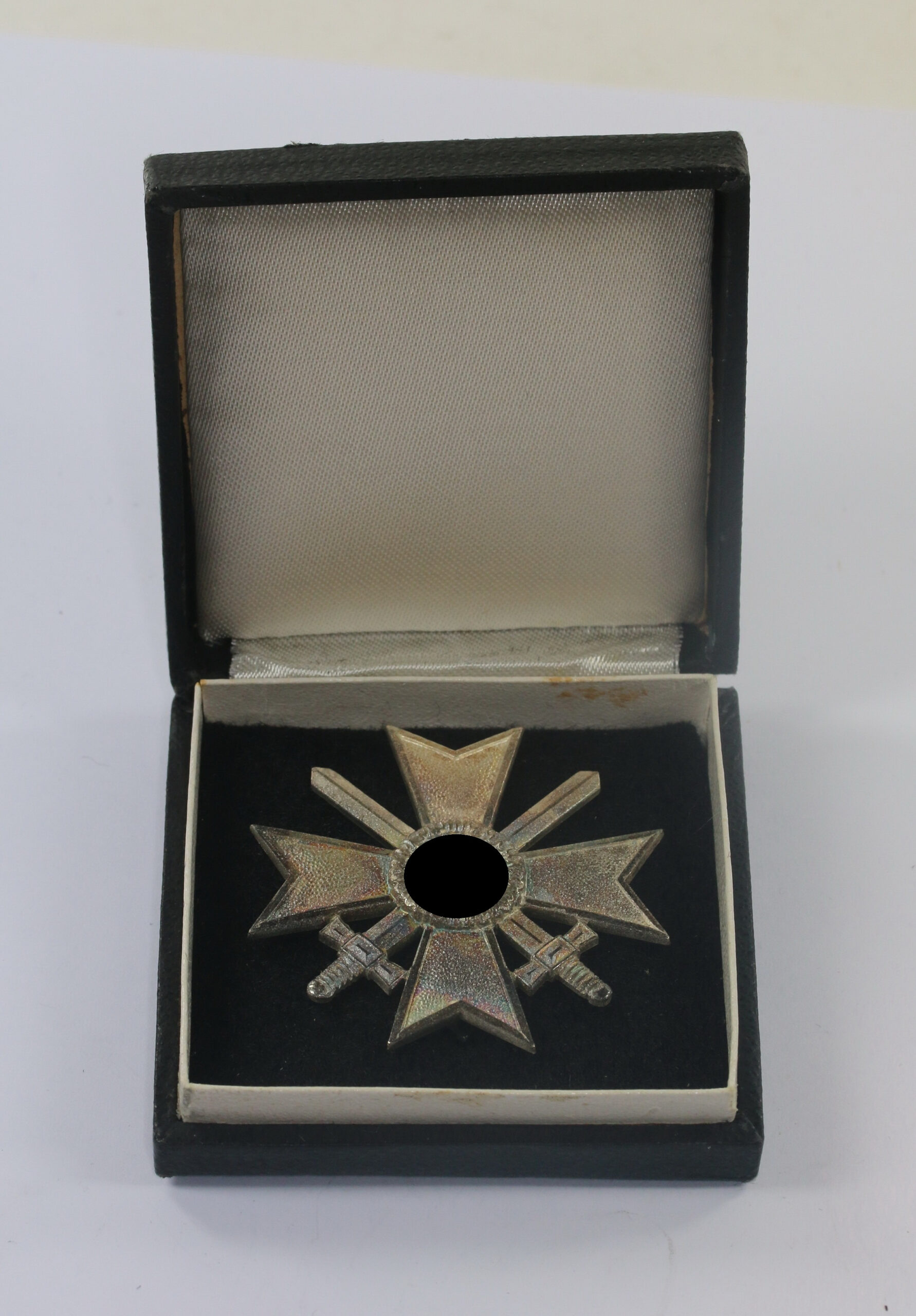 Kriegsverdienstkreuz 1. Klasse mit Schwertern, Hst. 1 (Deschler & Sohn, München), im Etui – Bild 1