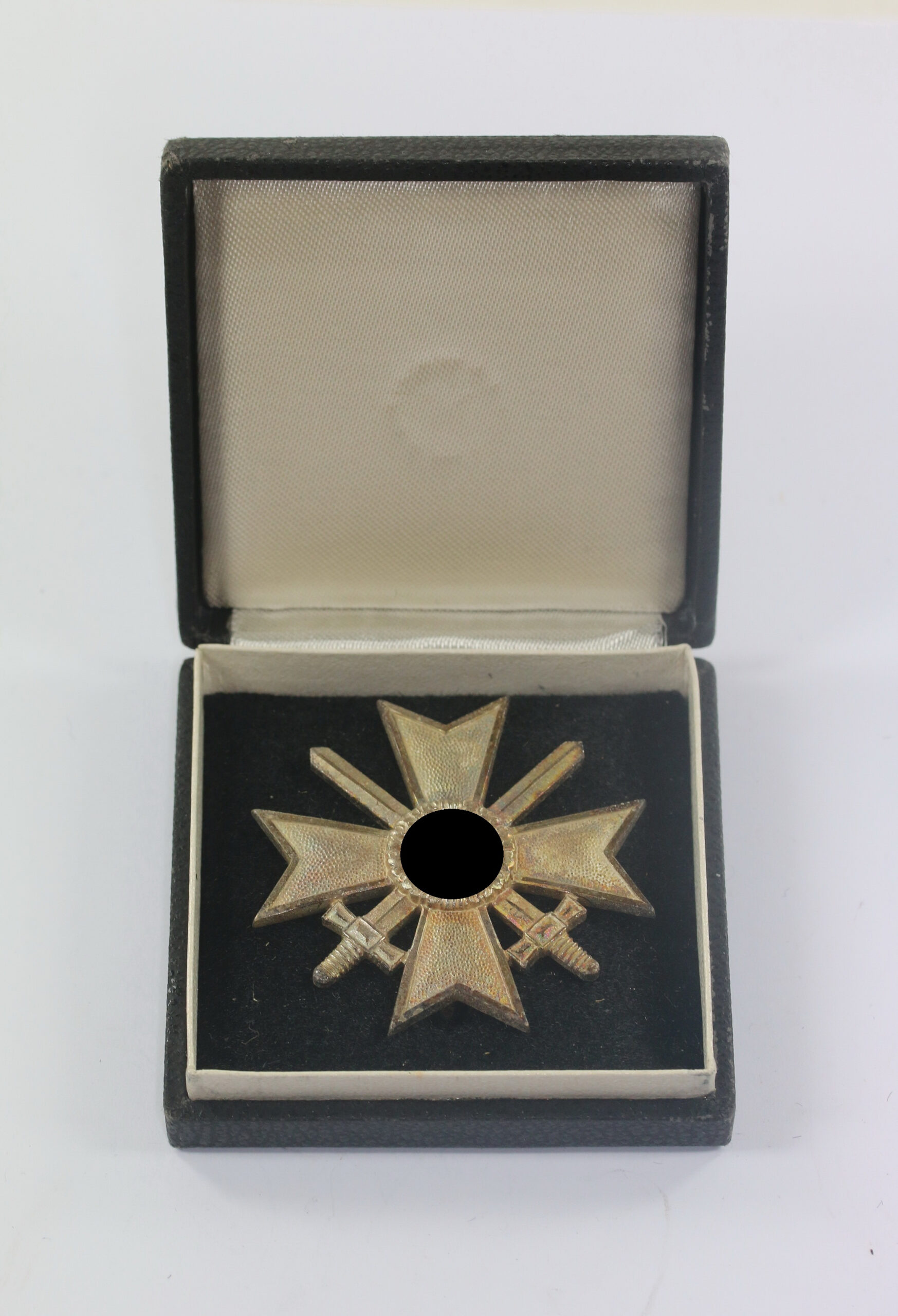 Kriegsverdienstkreuz 1. Klasse mit Schwertern, Hst. 1 (Deschler & Sohn, München), im Etui – Bild 1