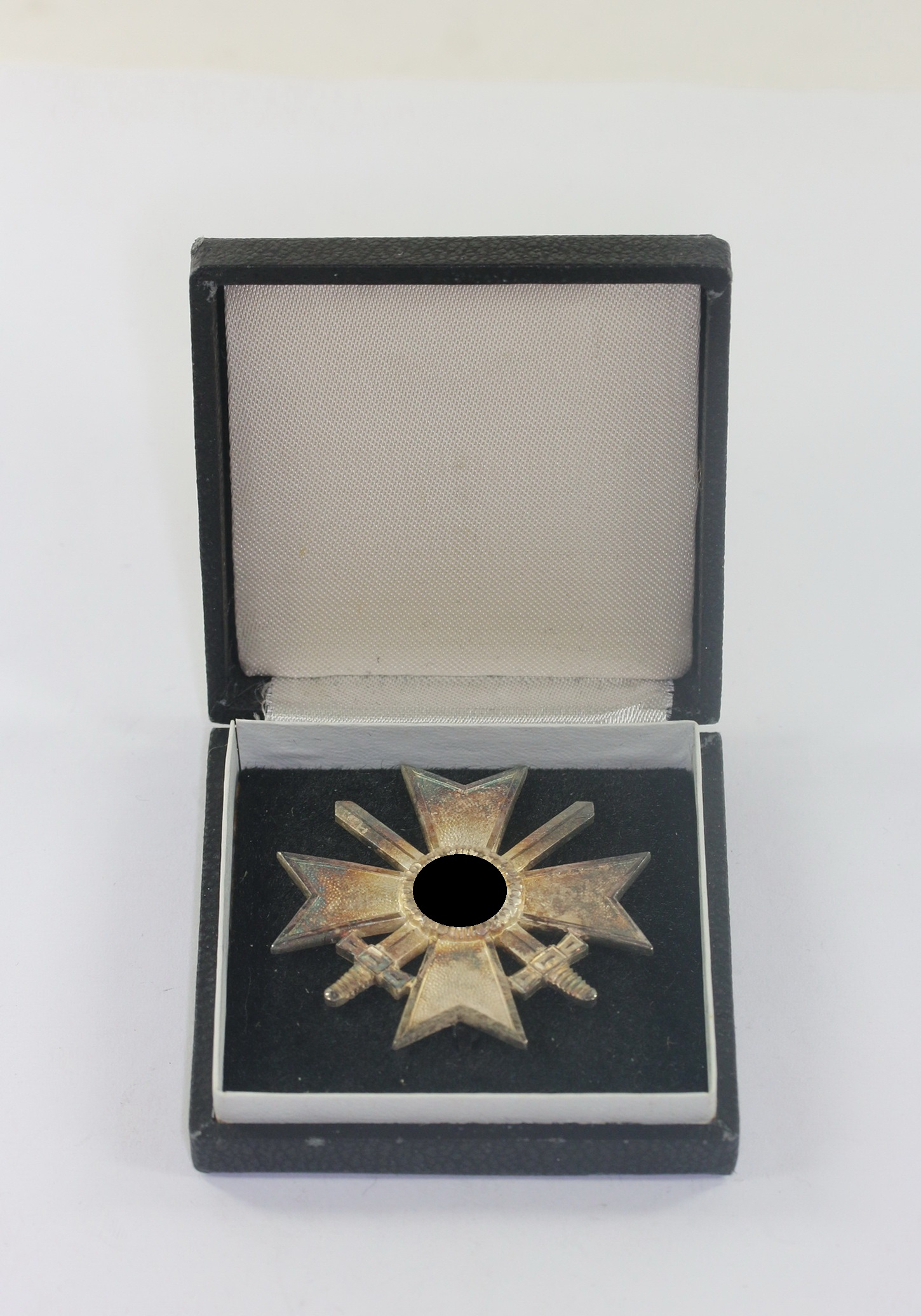 Kriegsverdienstkreuz 1. Klasse mit Schwertern, Hst. 1 (Deschler & Sohn, München), im Etui – Bild 1