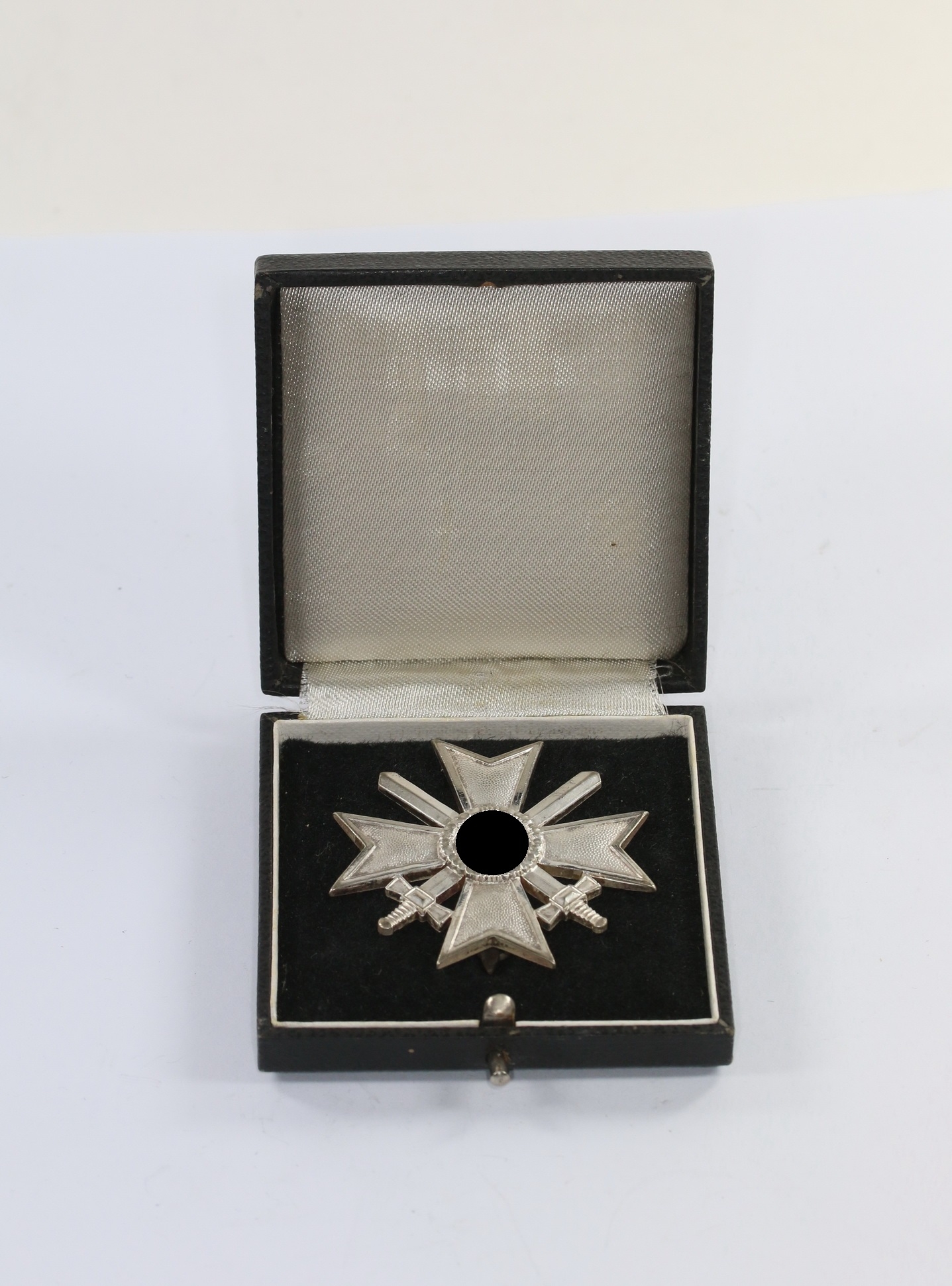 Kriegsverdienstkreuz 1. Klasse mit Schwertern, Hst. 43, im Etui – Bild 1