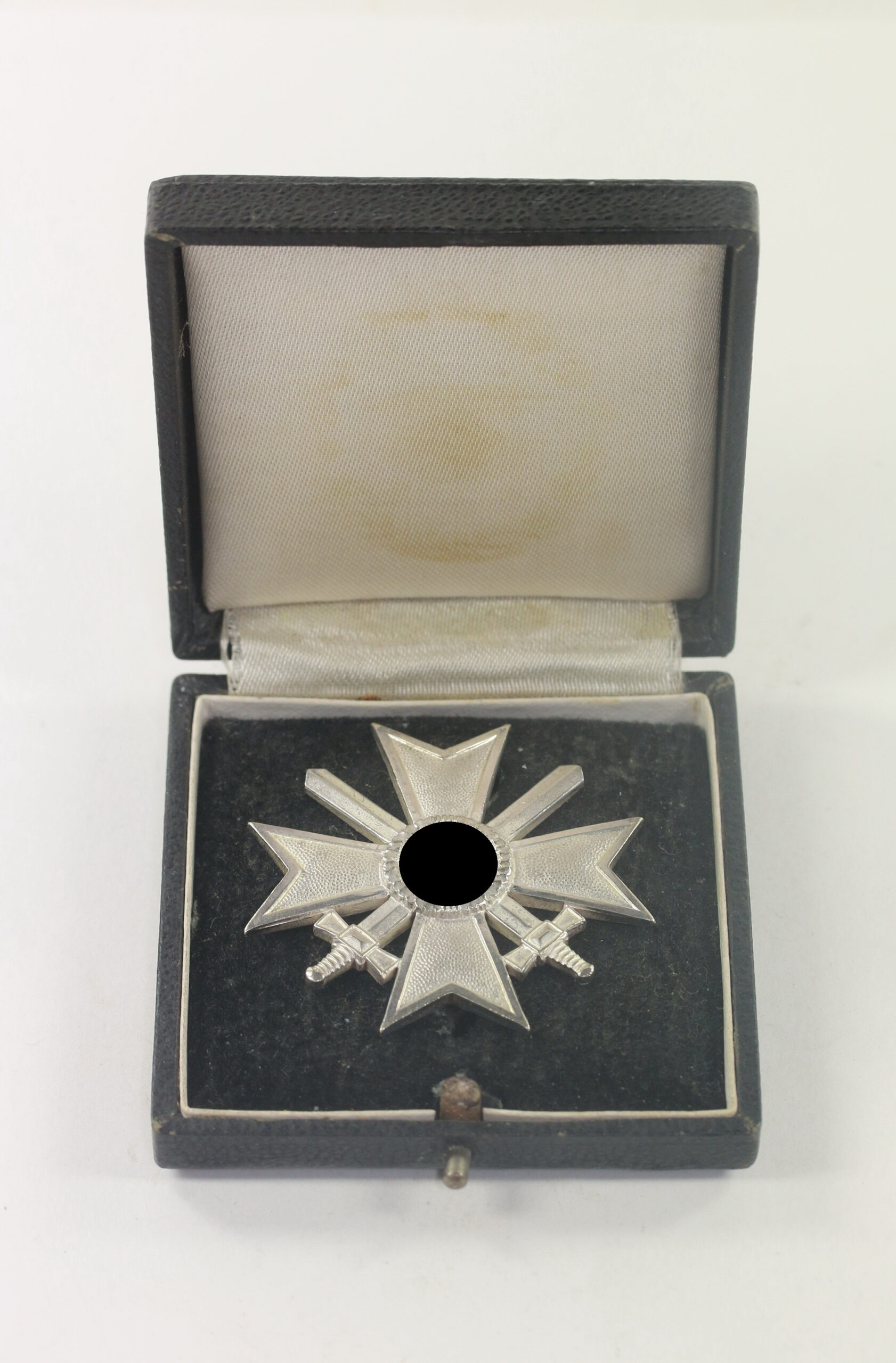 Kriegsverdienstkreuz 1. Klasse mit Schwertern, Hst. 43 (Julius Bauer Söhne, Zella-Mehlis), im Etui – Bild 1