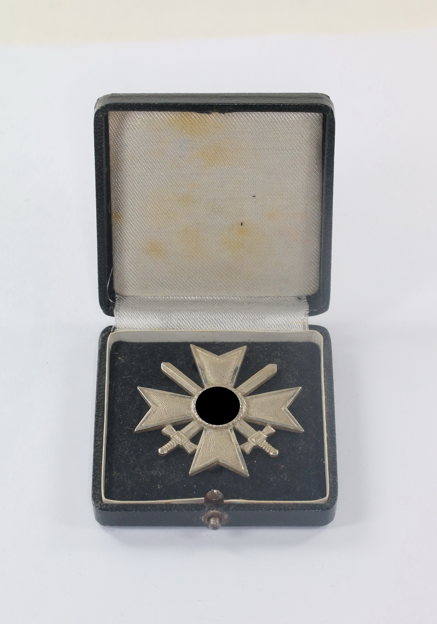  Kriegsverdienstkreuz 1. Klasse mit Schwertern, Hst. L/11 (ohne Ksten), im Etui mit schwarzen Inlet – Bild 1