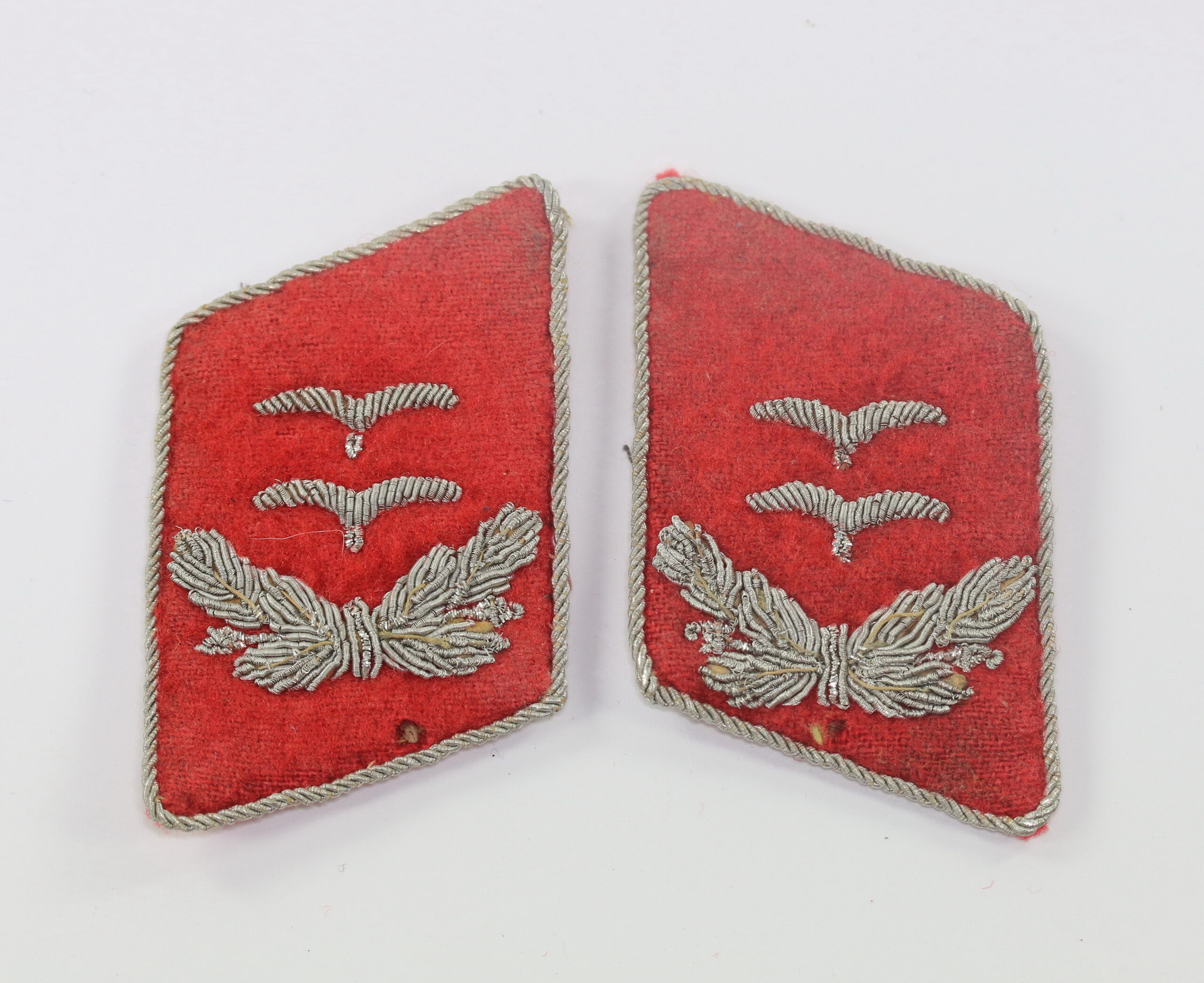 Luftwaffe, Paar Kragenspiegel für einen Oberleutnant der Flakartillerie (Waffenfarbe Hochrot) – Bild 1