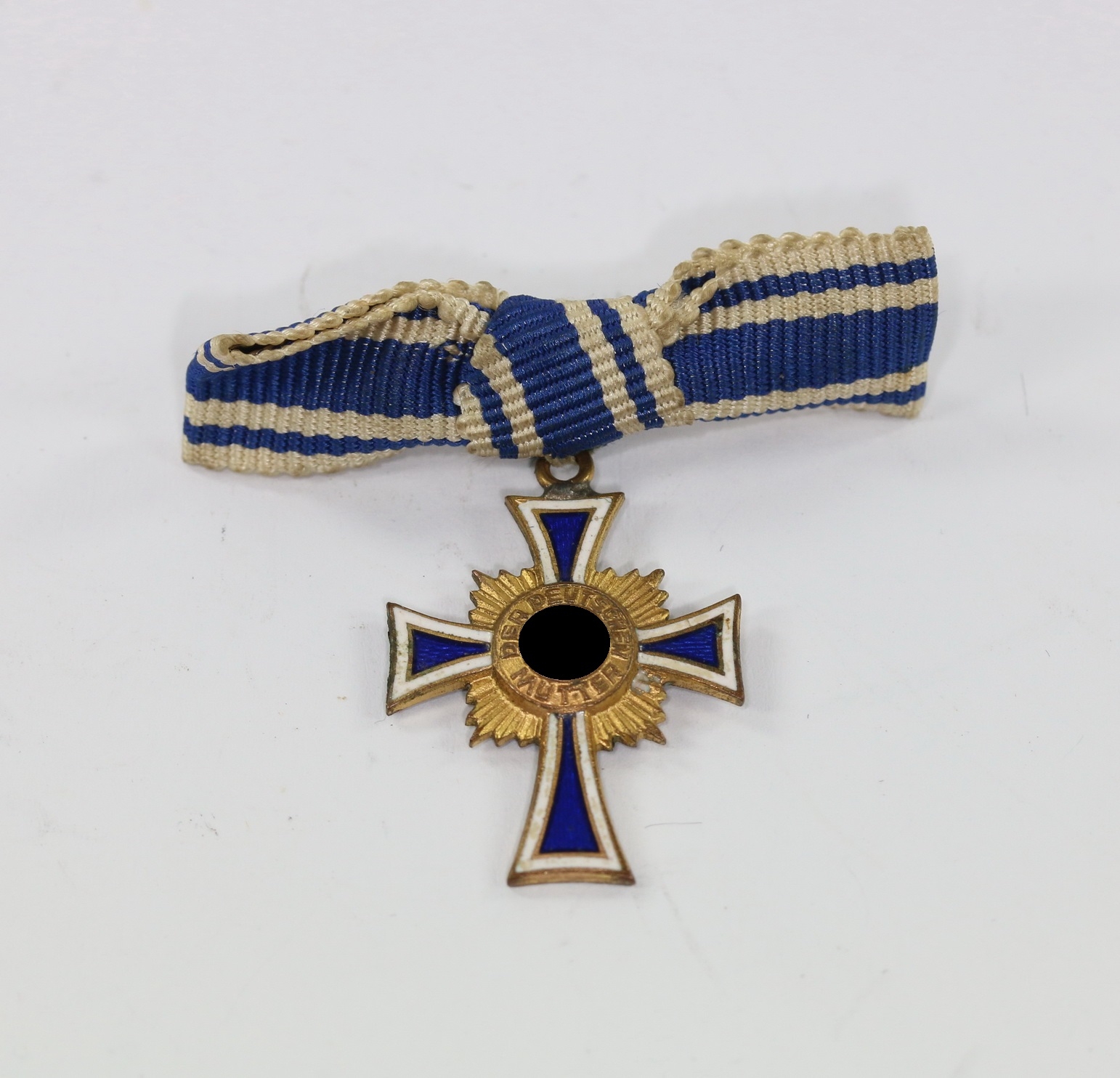 miniatur_mutterkreuz_in_gold_1__1 Miniatur Mutterkreuz in Gold an Schleife – Bild 1