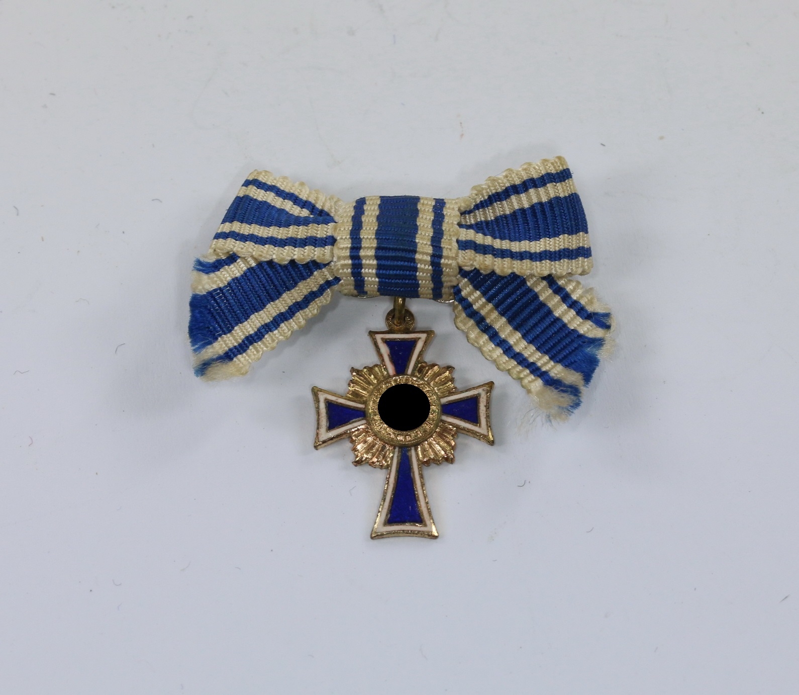 miniatur_mutterkreuz_in_gold_an_schleife_16_mm_1__1 Miniatur Mutterkreuz in Gold an Schleife – Bild 1