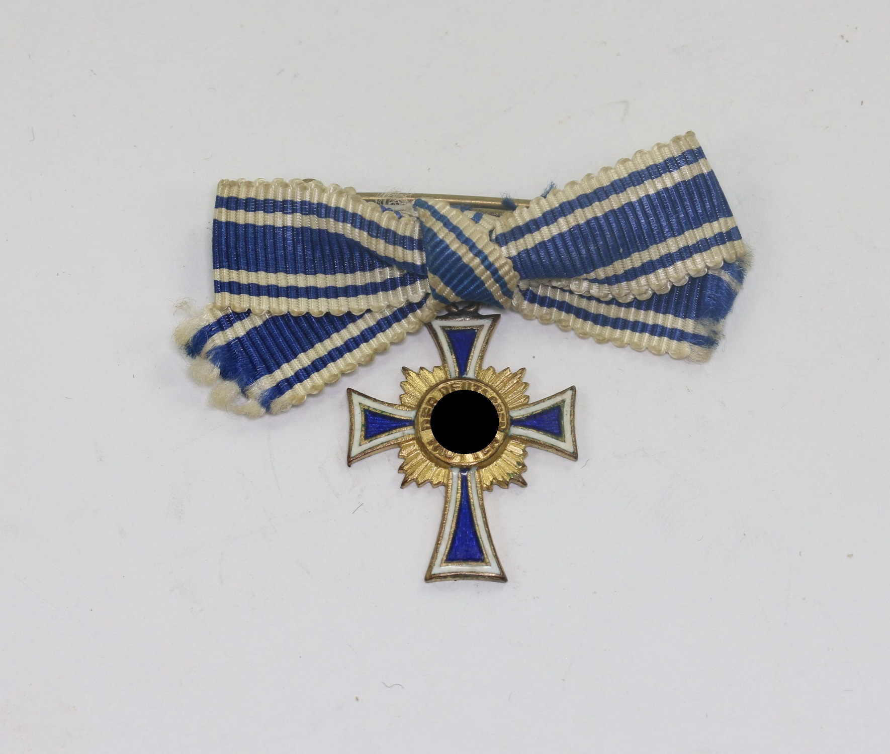 miniatur_mutterkreuz_in_gold_an_schleife_1__11 Miniatur Mutterkreuz in Gold an Schleife – Bild 1