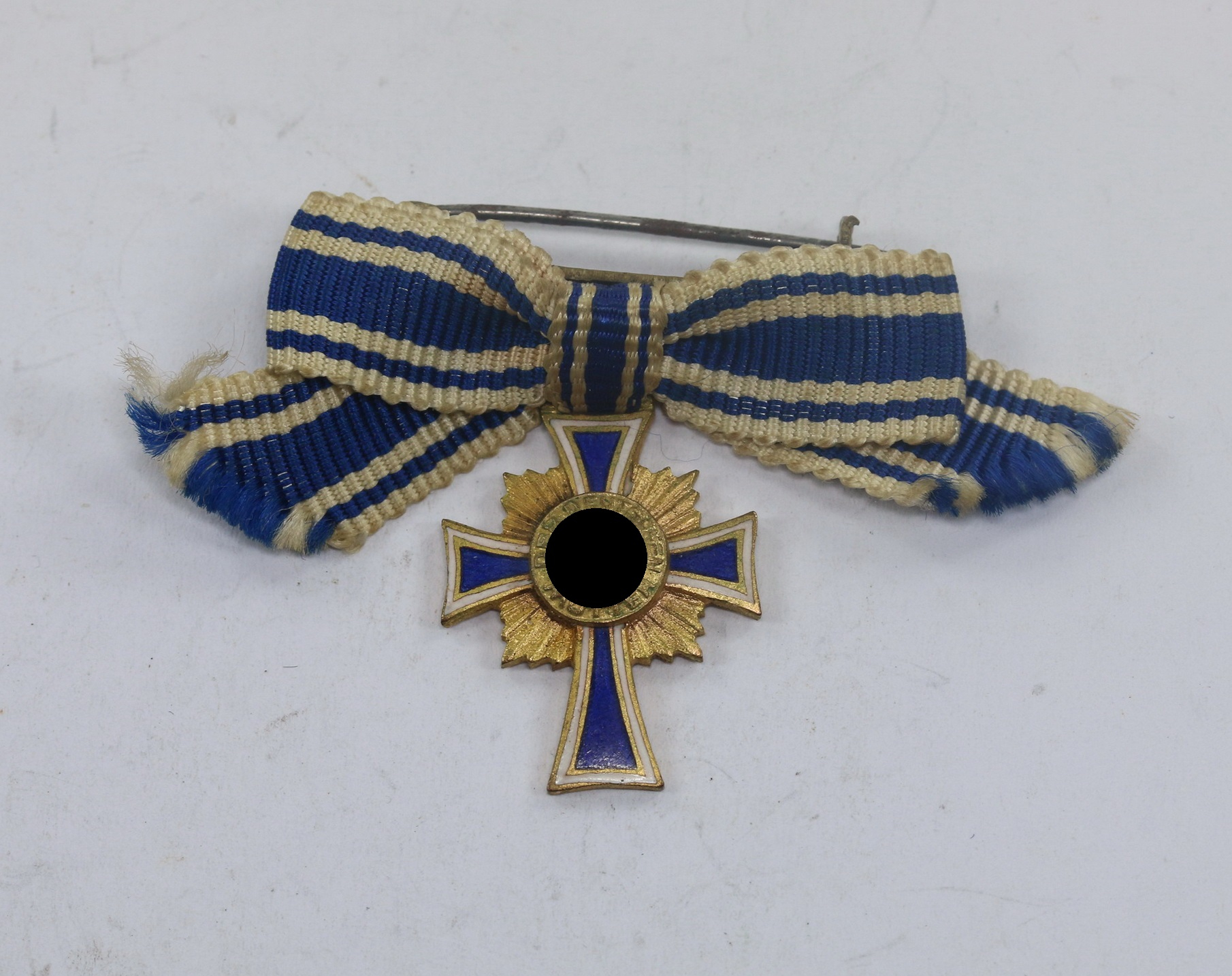 miniatur_mutterkreuz_in_gold_an_schleife_1__13 Miniatur Mutterkreuz in Gold an Schleife – Bild 1