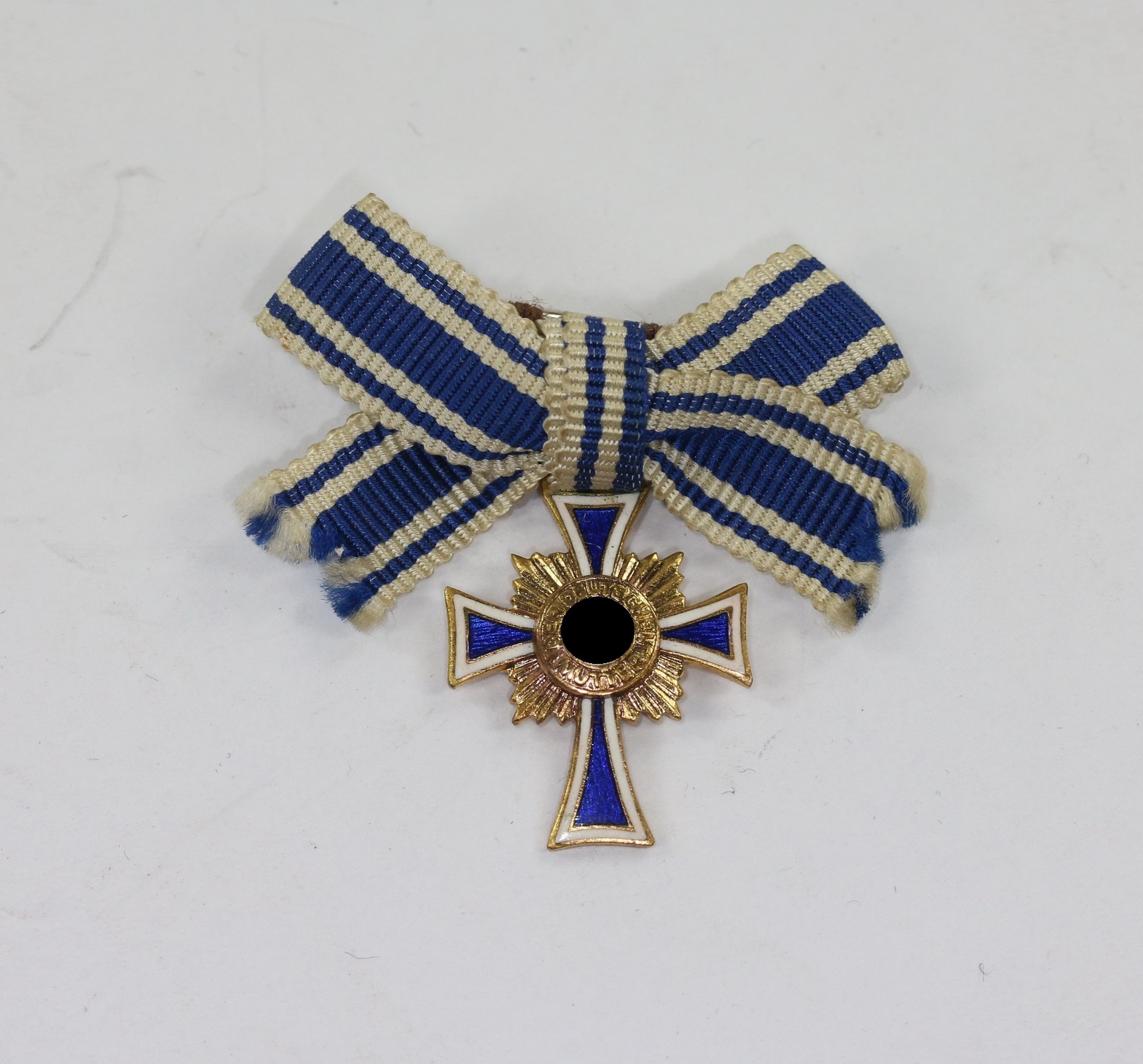 miniatur_mutterkreuz_in_gold_an_schleife_1__1_1 Miniatur Mutterkreuz in Gold an Schleife – Bild 1
