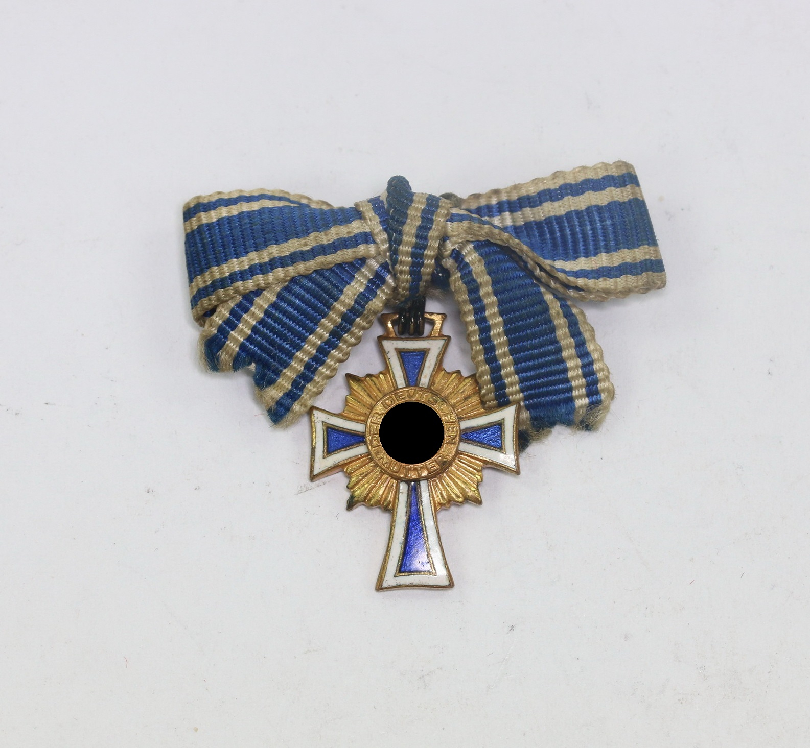 miniatur_mutterkreuz_in_gold_an_schleife_1__5 Miniatur Mutterkreuz in Gold an Schleife – Bild 1