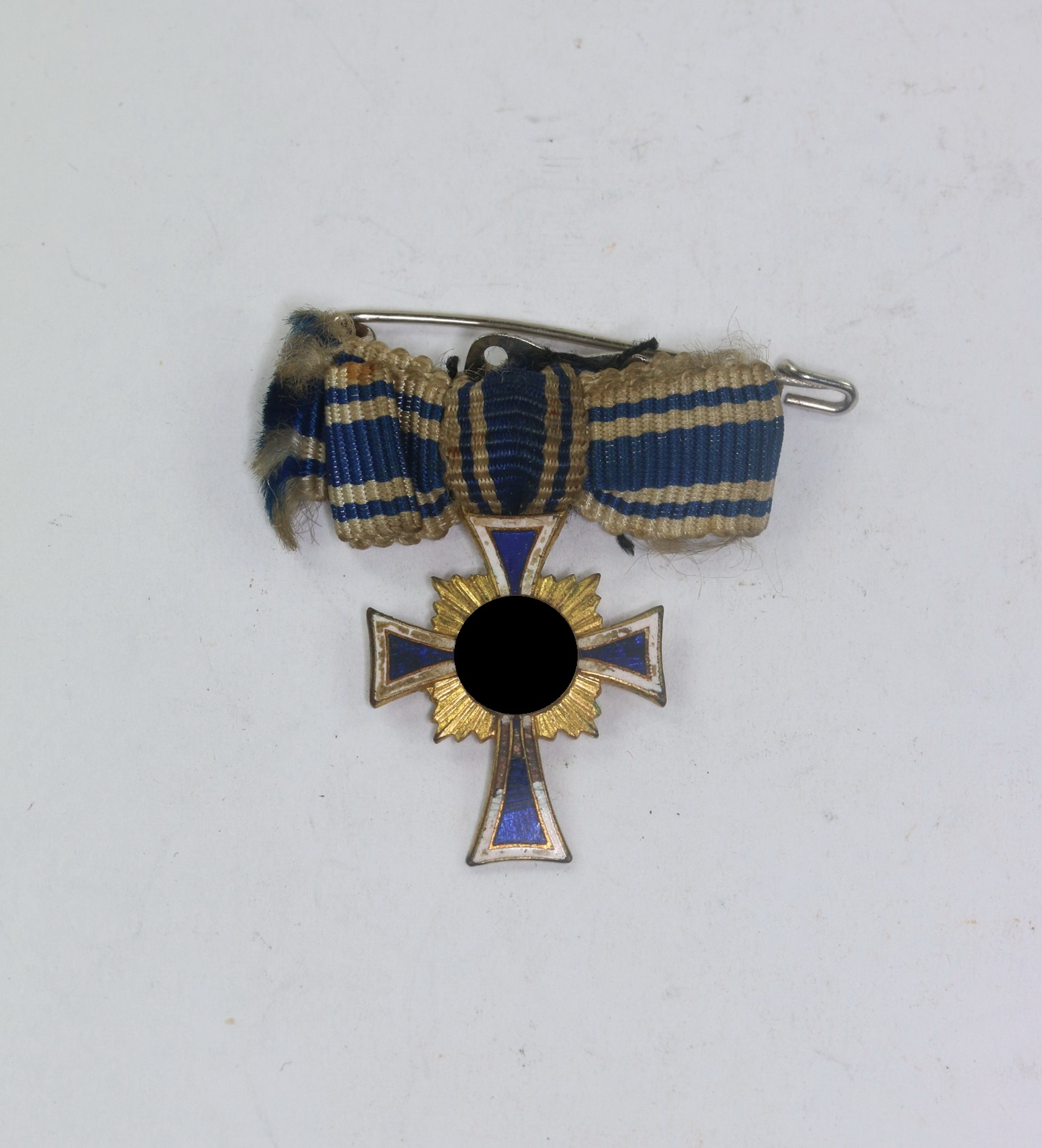 miniatur_mutterkreuz_in_gold_an_schleife_1__7 Miniatur Mutterkreuz in Gold an Schleife – Bild 1