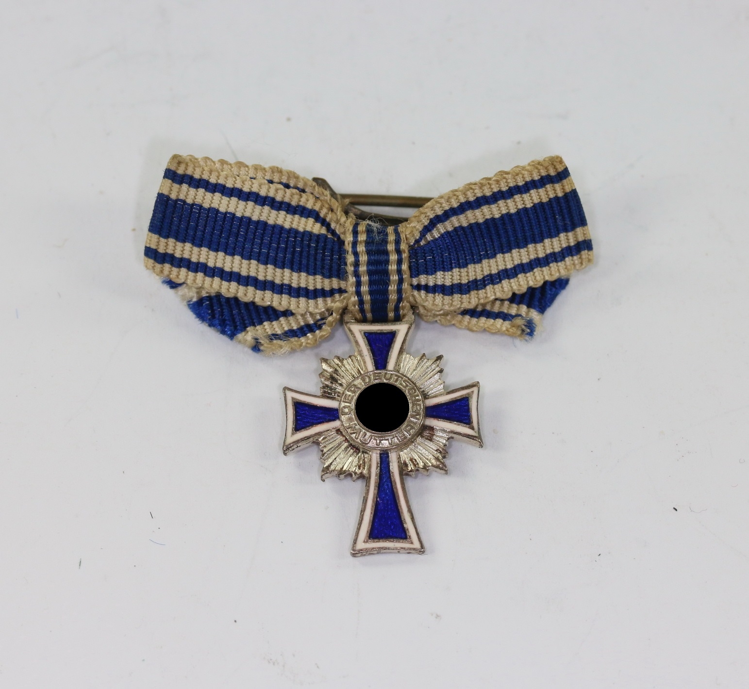 miniatur_mutterkreuz_in_silber_an_schleife_1__1 Miniatur Mutterkreuz in Silber an Schleife – Bild 1