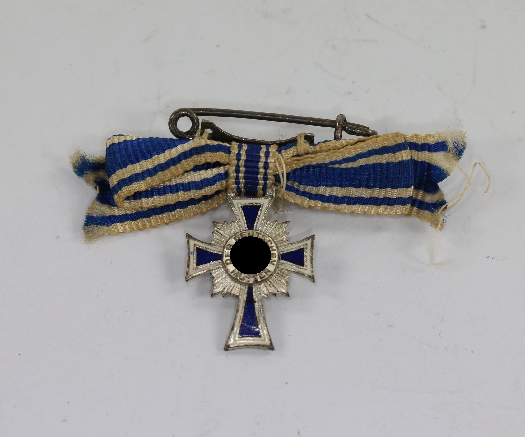 miniatur_mutterkreuz_in_silber_an_schleife_1__1_1 Miniatur Mutterkreuz in Silber an Schleife – Bild 1