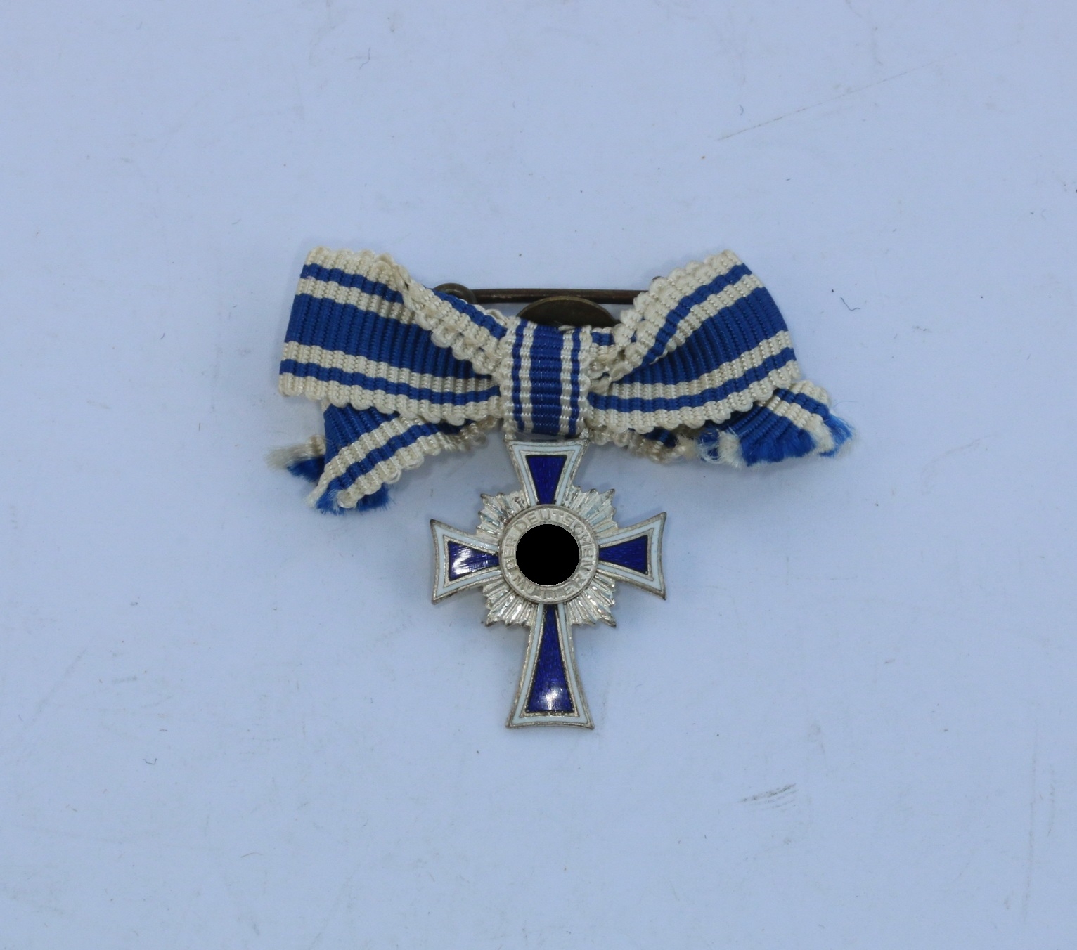 miniatur_mutterkreuz_in_silber_an_schleife_1__1_2 Miniatur Mutterkreuz in Silber an Schleife – Bild 1