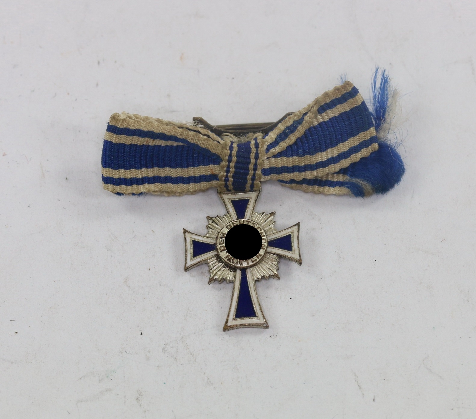 miniatur_mutterkreuz_in_silber_an_schleife_1__1_4 Miniatur Mutterkreuz in Silber an Schleife – Bild 1