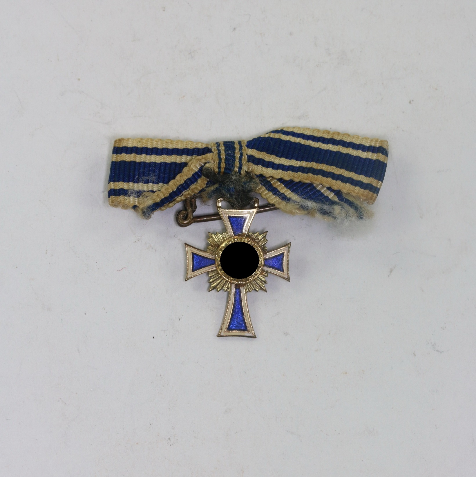 miniatur_mutterkreuz_in_silber_an_schleife_1__9 Miniatur Mutterkreuz in Silber an Schleife – Bild 1