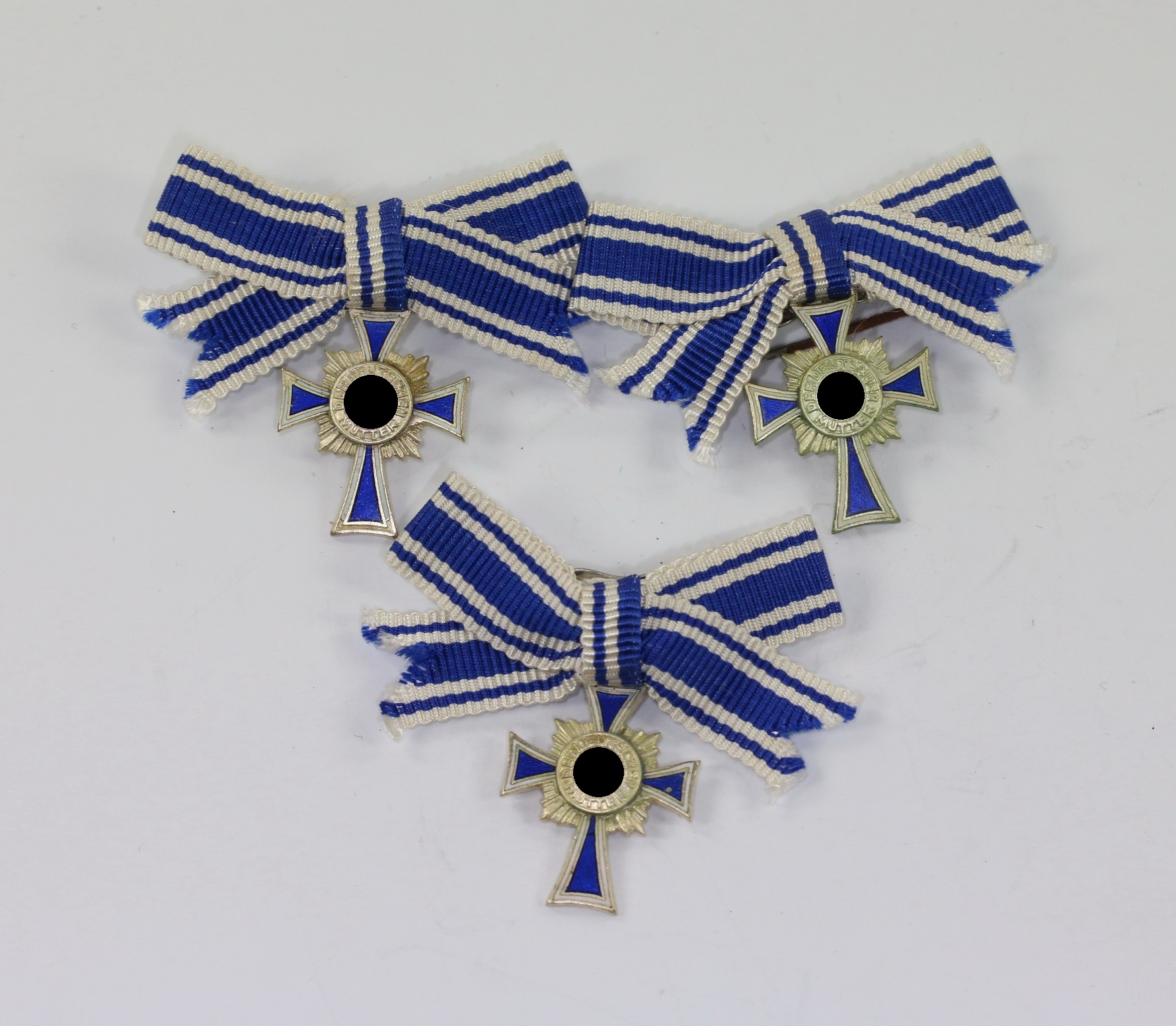 miniatur_mutterkreuz_in_silber_an_schleife_hersteller_l11_wilhelm_deumer_l_denscheid_1__1 Miniatur Mutterkreuz in Silber an Schleife, Hst. L/11, Hortfund (!) – Bild 1