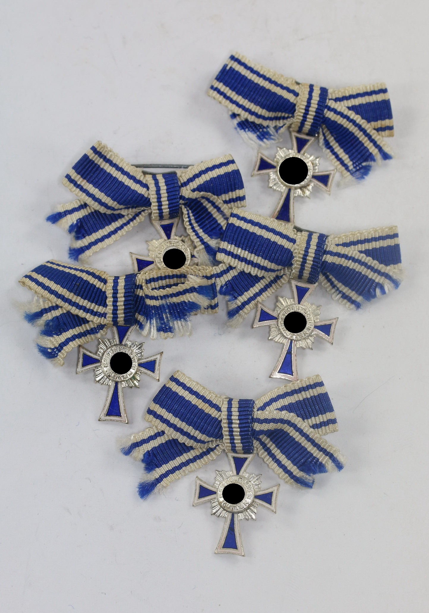 miniatur_mutterkreuz_in_silber_an_schleife_hst Miniatur Mutterkreuz in Silber an Schleife, Hst. L/11, Hortfund – Bild 1