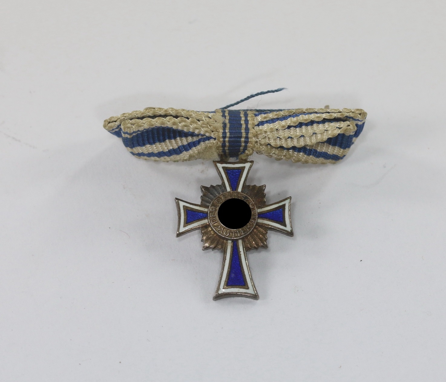 miniatur_mutterkreuz_in_silber_an_schleife_hst Miniatur Mutterkreuz in Silber an Schleife, Hst. L/13 – Bild 1