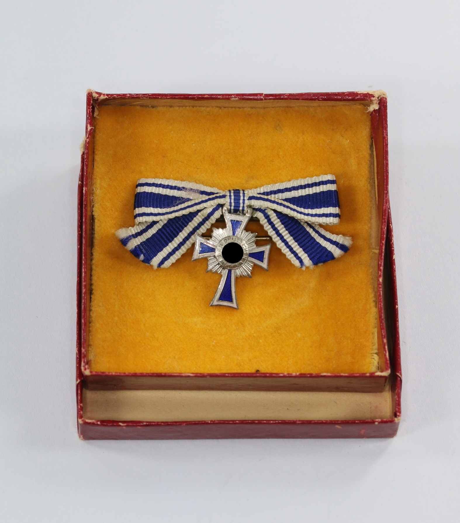 Miniatur Mutterkreuz in Silber an Schleife, Hst. L/15, in Verkaufsschachtel – Bild 1