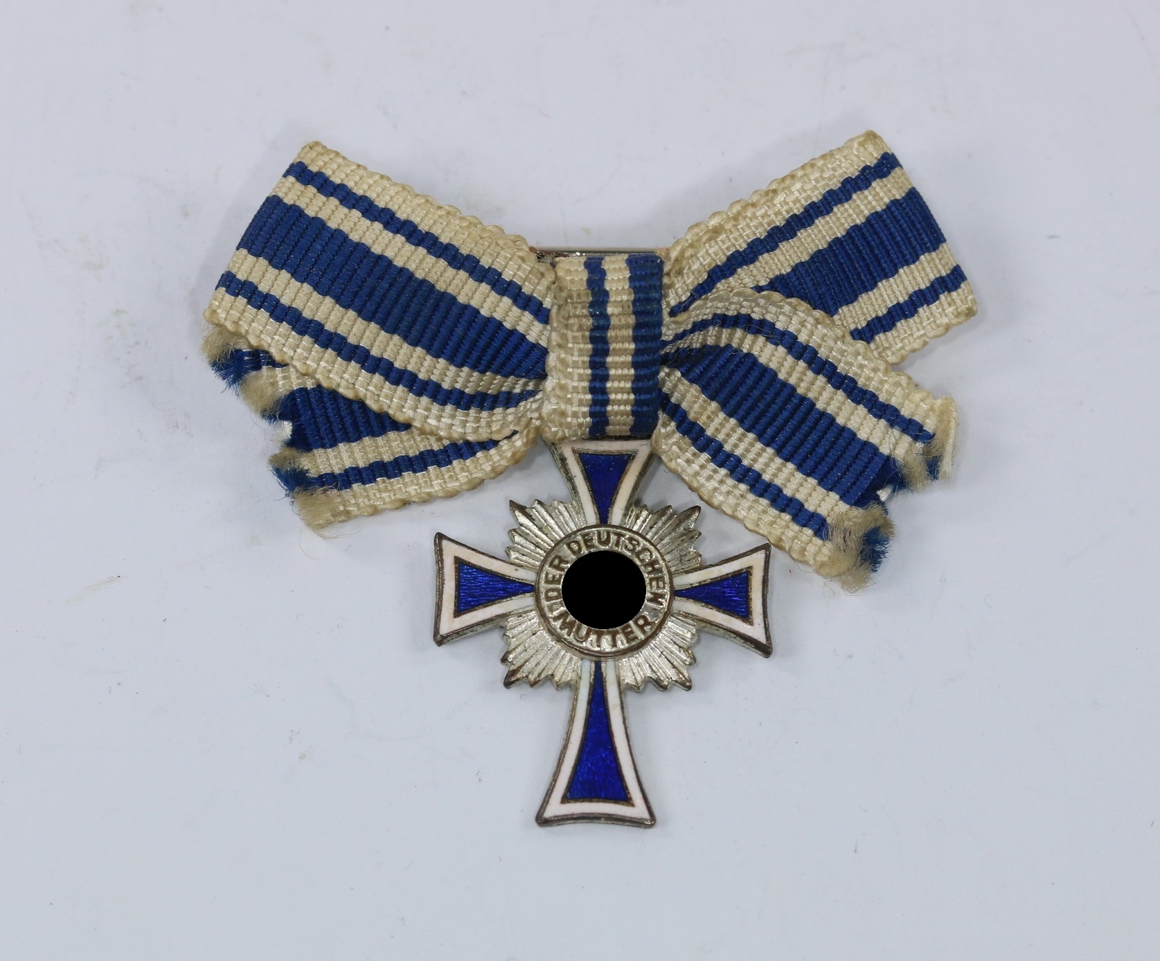 miniatur_mutterkreuz_silber_1__1 Miniatur Mutterkreuz in Silber an Schleife – Bild 1