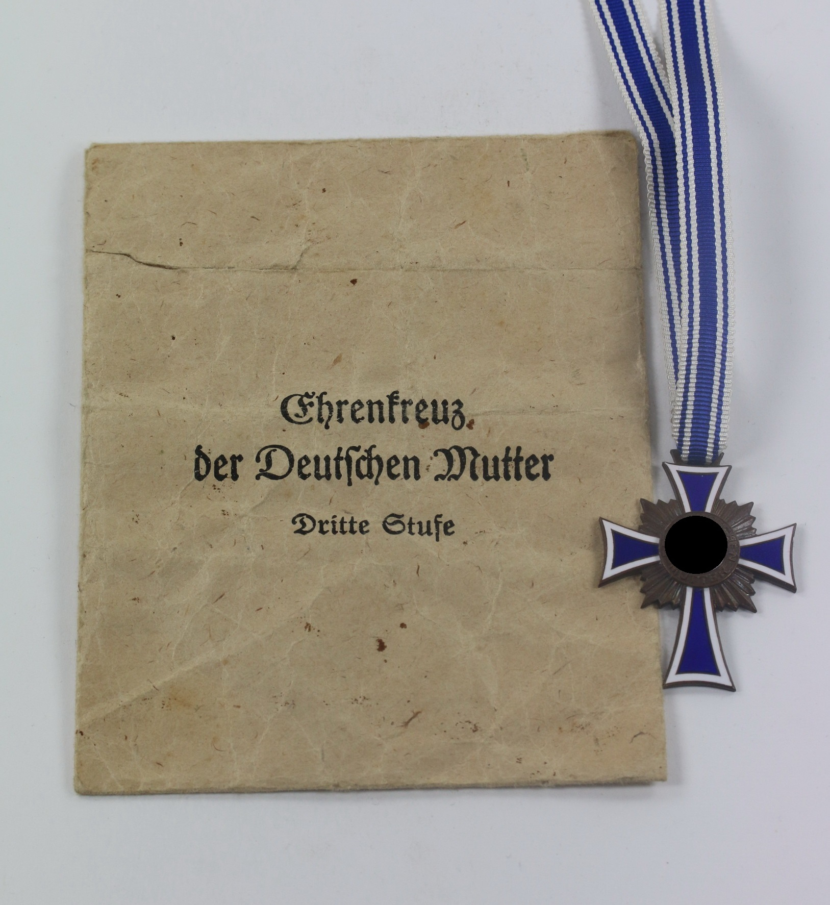 Mutterkreuz in Bronze, in Verleihungstüte Carl Poellath Schrobenhausen Obb. – Bild 1