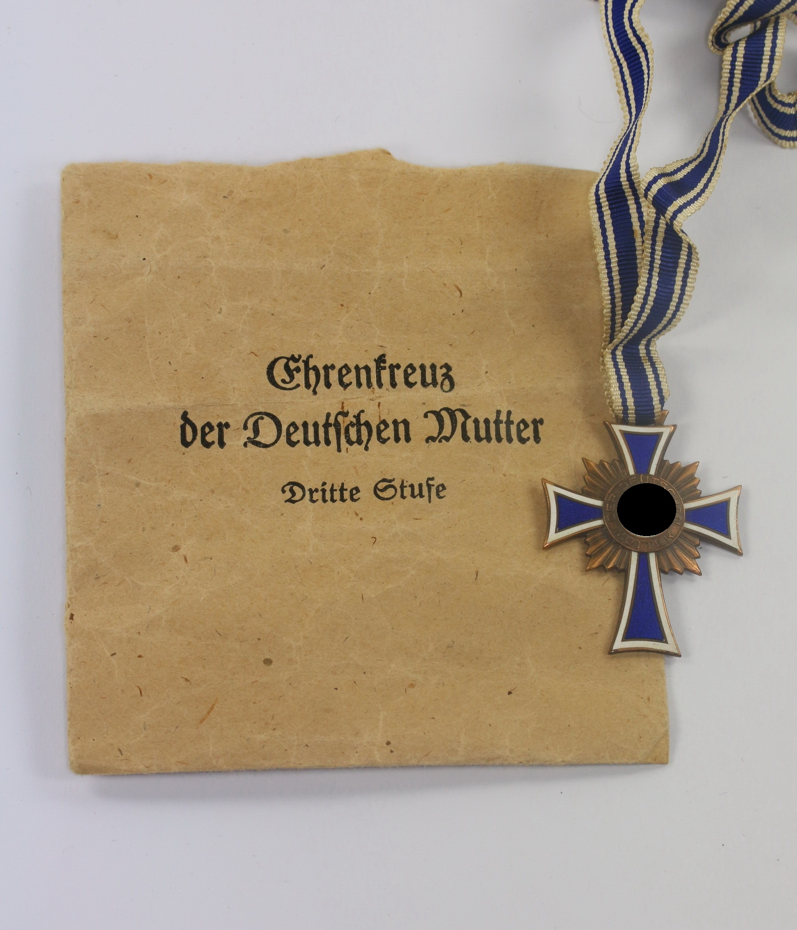 Mutterkreuz in Bronze, in Verleihungstüte Gebr. Schmidt Oberstein Nahe – Bild 1