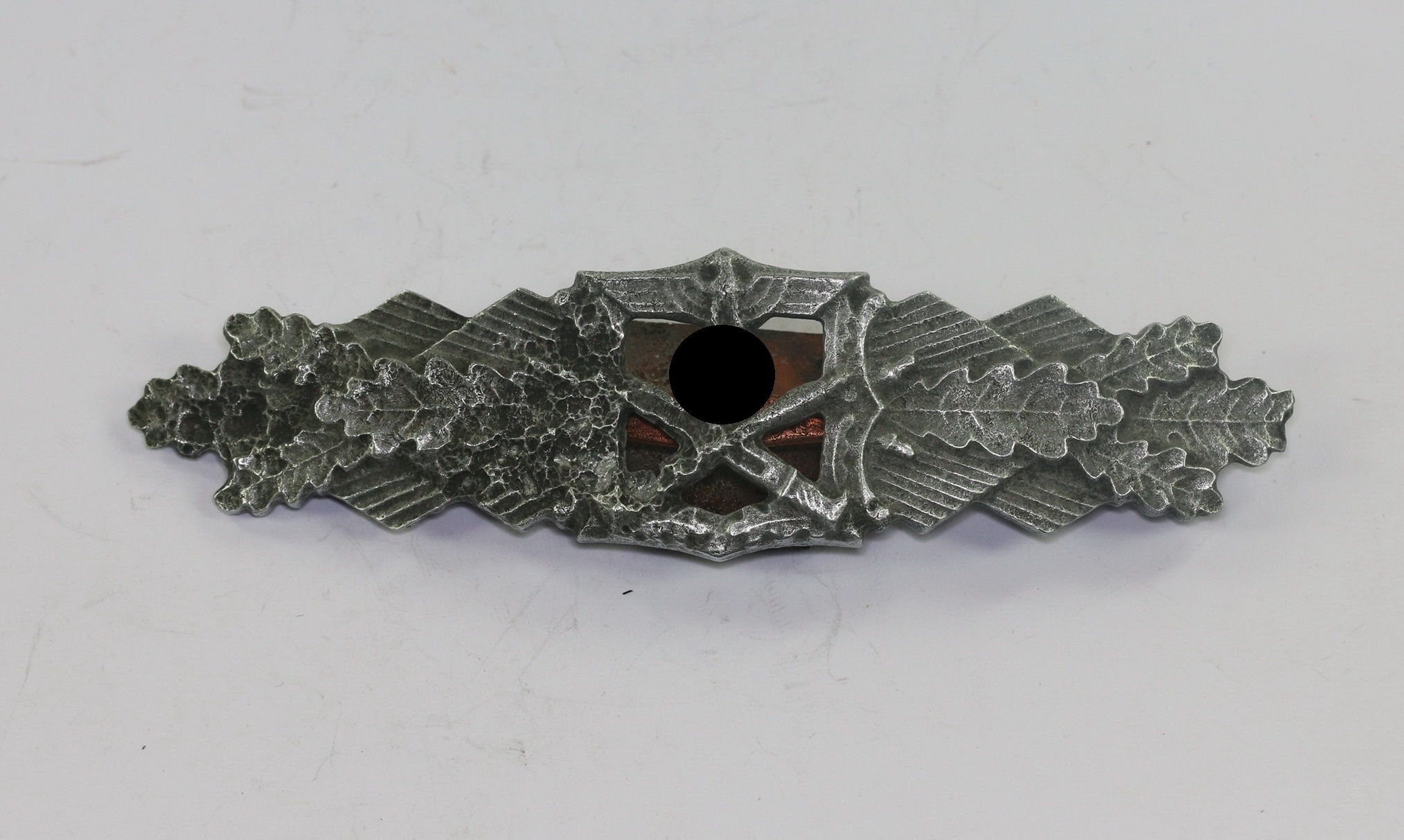 Nahkampfspange, Hst. A.G.M.u.K. Gablonz (Arbeits Gemeinschaft Metalle und Kunsstoffe) - Bodenfund – Bild 1