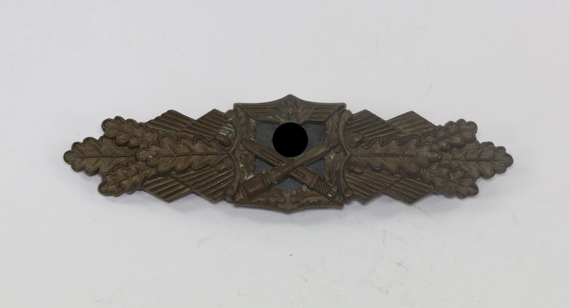 Nahkampfspange in Bronze, Hst. A.G.M.u.K., Gablonz (Arbeitsgemeinschaft Metalle und Kunststoffe, Gablonz) – Bild 1