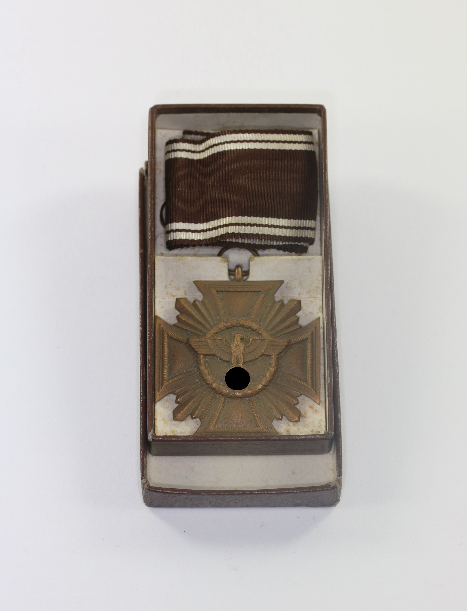  NSDAP Dienstauszeichnung in Bronze, Hst. 19, Buntmetall (!), im Etui – Bild 1