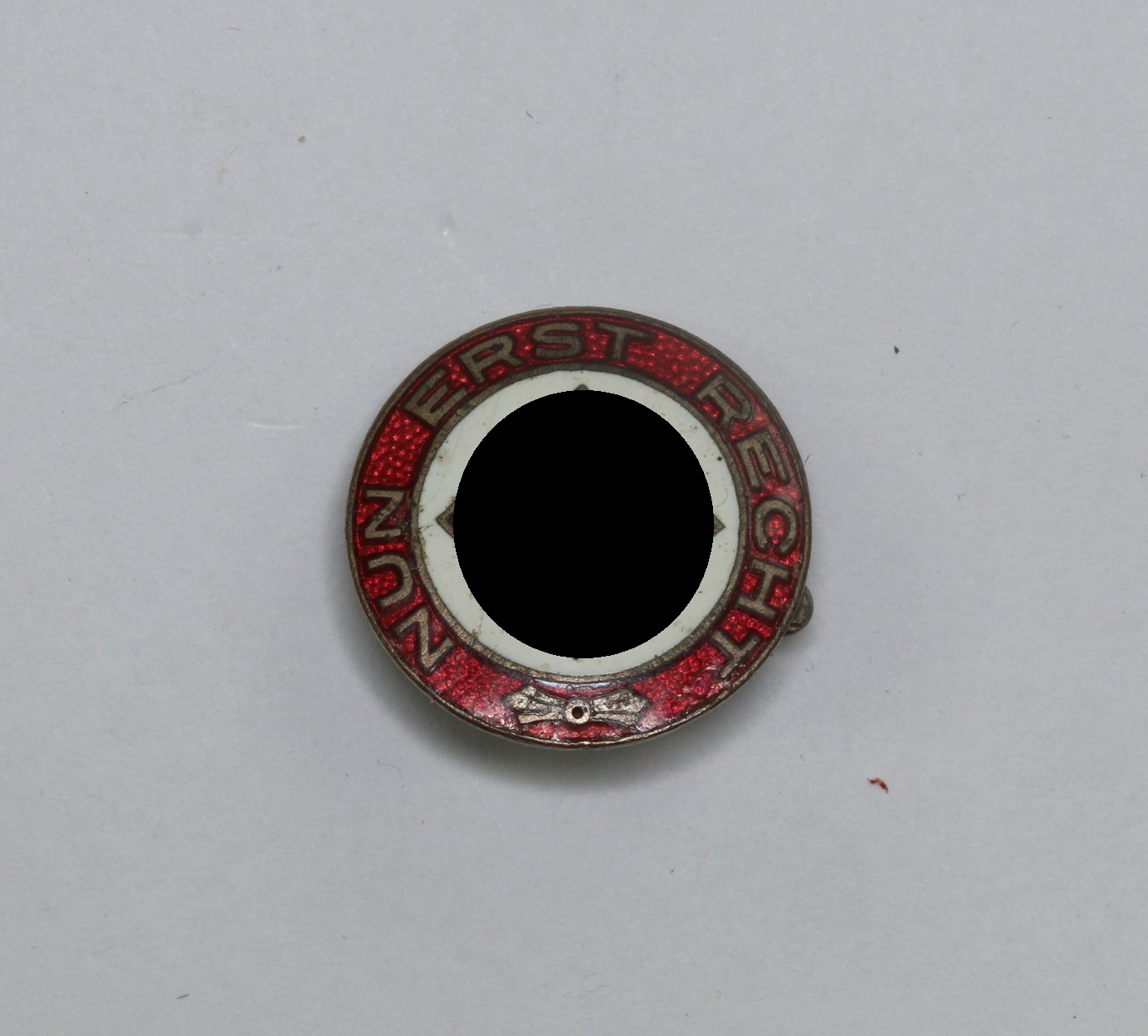 nsdap_nun_erst_recht_abzeichen_18_mm_1__1 NSDAP, Nun Erst Recht Abzeichen (18 mm) – Bild 1