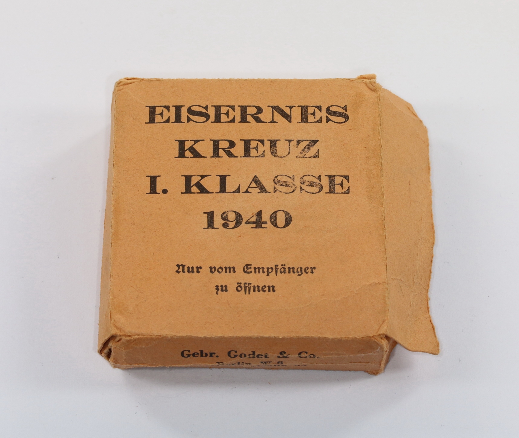 Oranger (!) Umkarton Eisernes Kreuz 1. Klasse 1940, Gebr. Godet & Co. Berlin (!) – Bild 1
