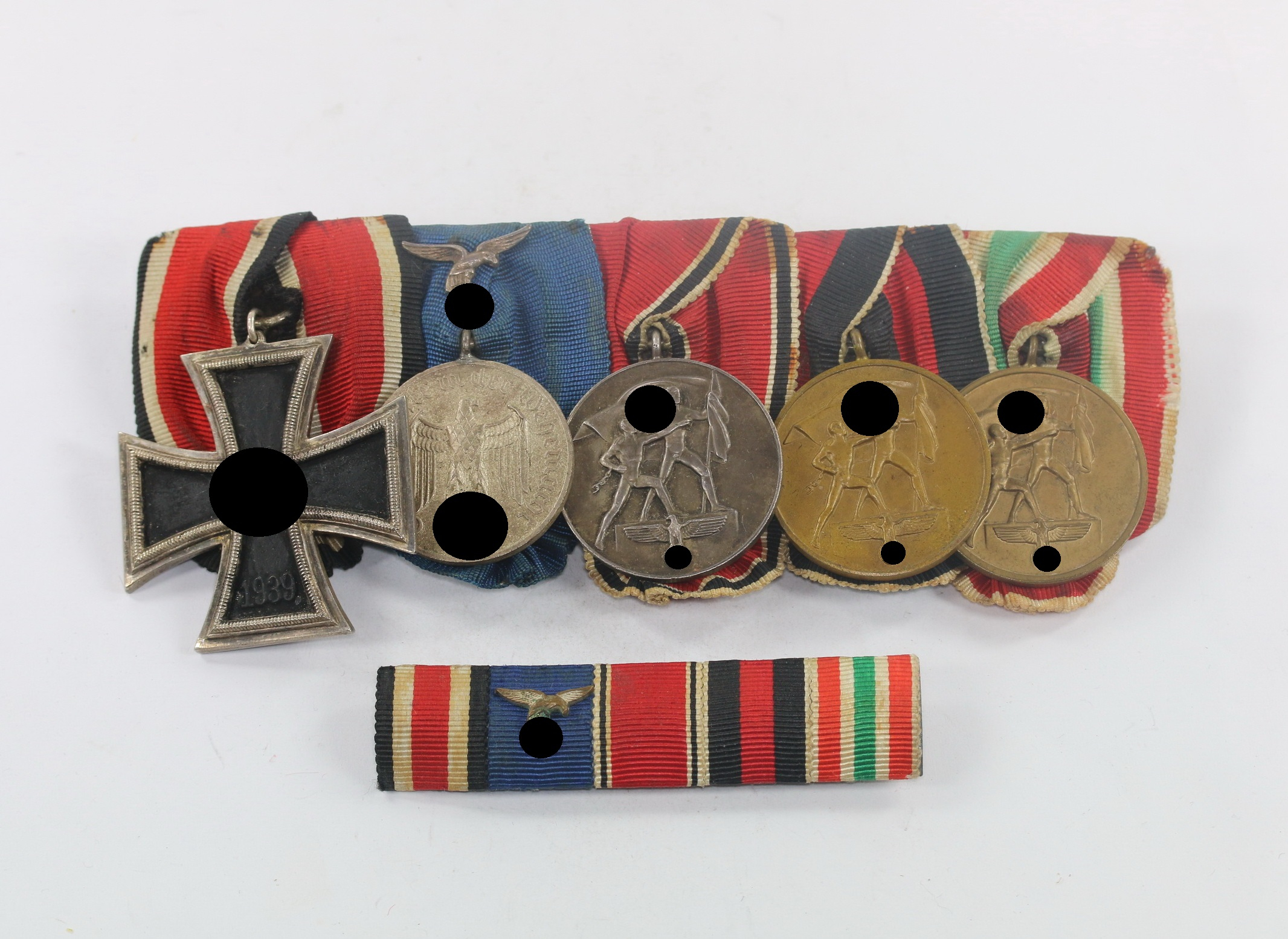 Ordenschnalle 5X mit Feldspange, (Leutnant Herbert Isachsen) Schinkel-B, Memelland Medaille – Bild 1