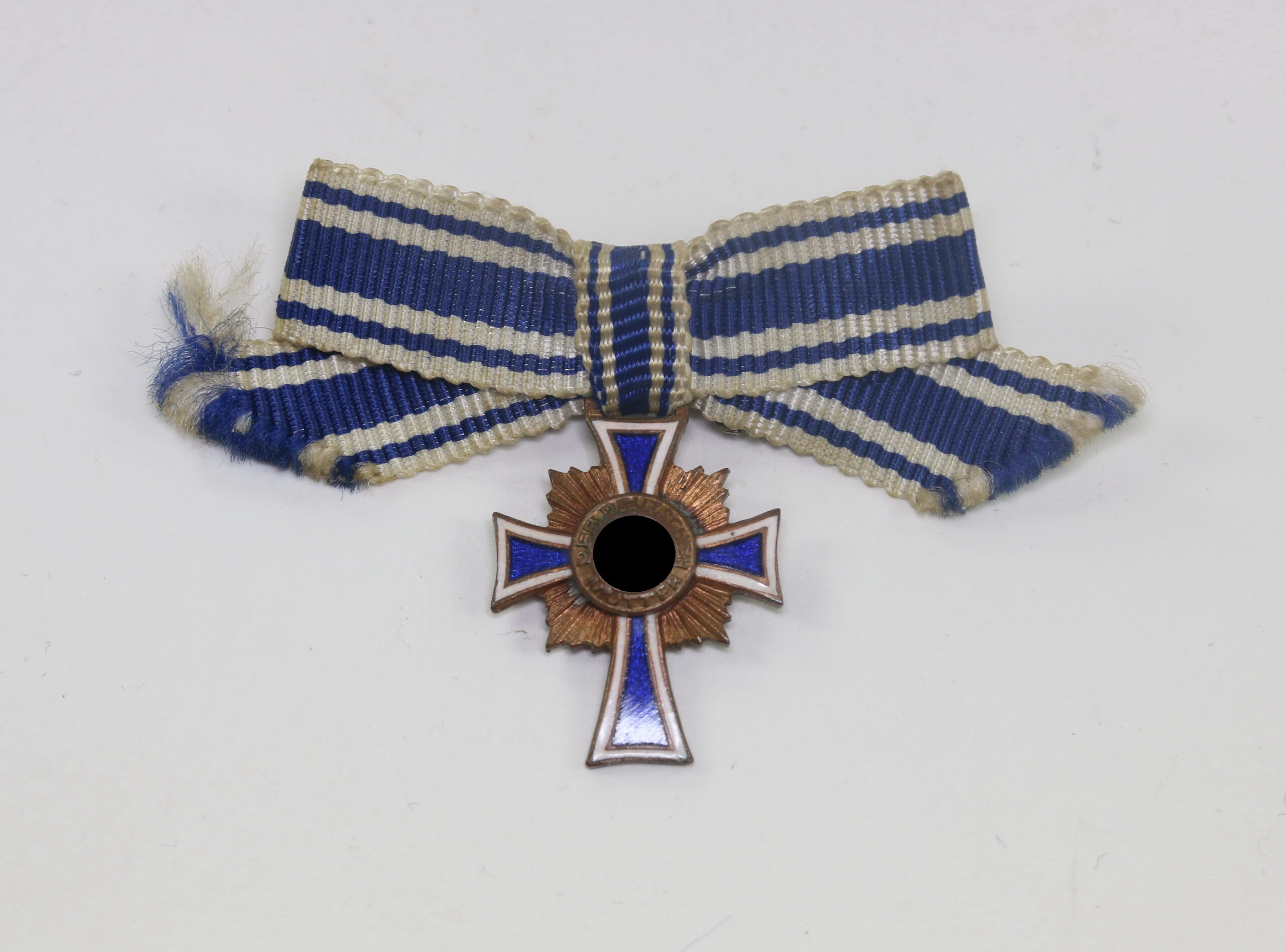16 MM Miniatur Mutterkreuz in Bronze, an Schleife – Bild 1