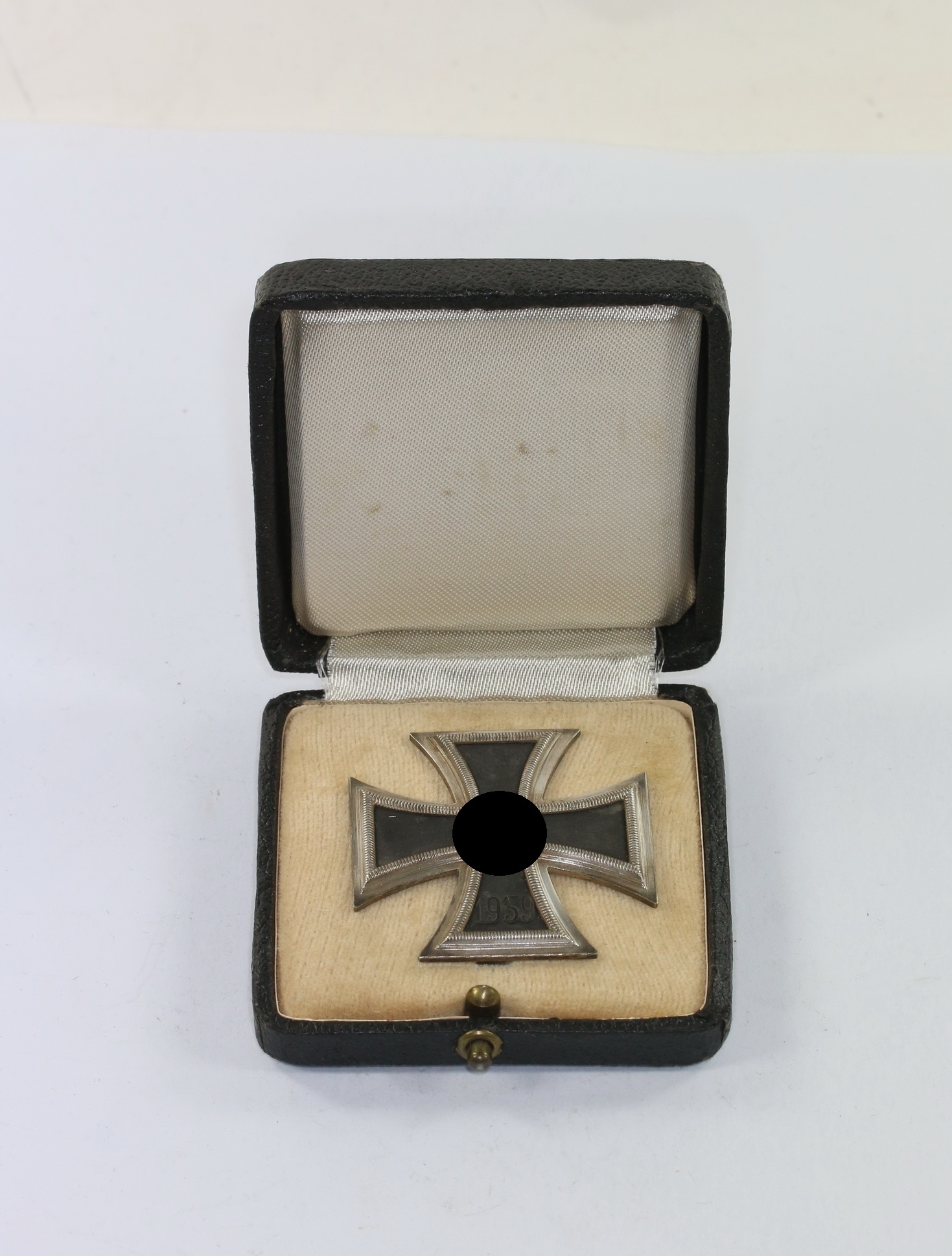 Eisernes Kreuz 1. Klasse 1939, Hst. 65, im Etui – Bild 1