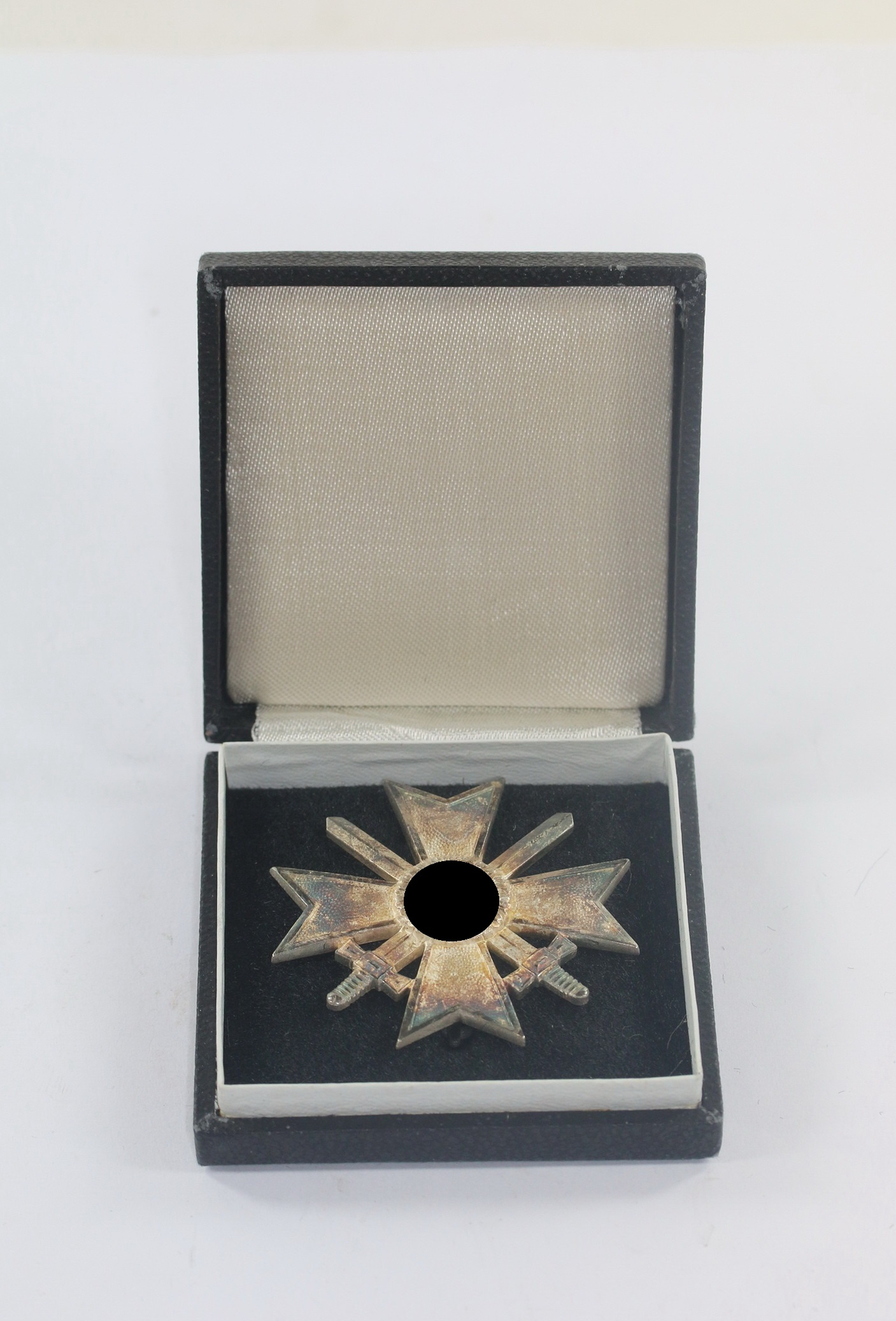 Kriegsverdienstkreuz 1. Klasse mit Schwertern, Hst. 1 (Deschler & Sohn, München), im Etui – Bild 1