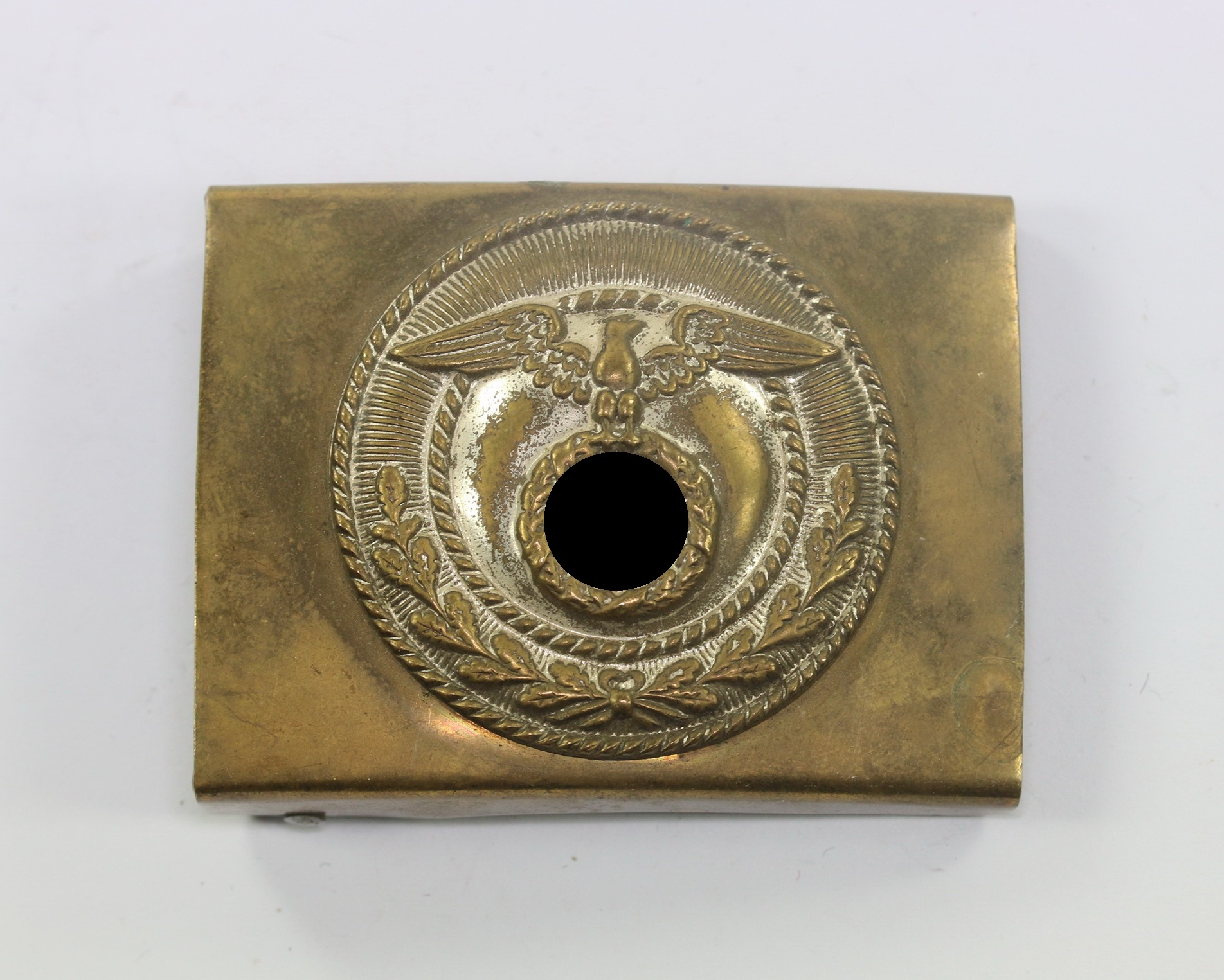 original_sturm_abteilung_sa_koppelschloss_mit_auf_der_spitze_stehendem_hakenkreuz_1__1 Sturm Abteilung (SA), Koppelschloss, mit auf der Spitze stehendem Hakenkreuz – Bild 1